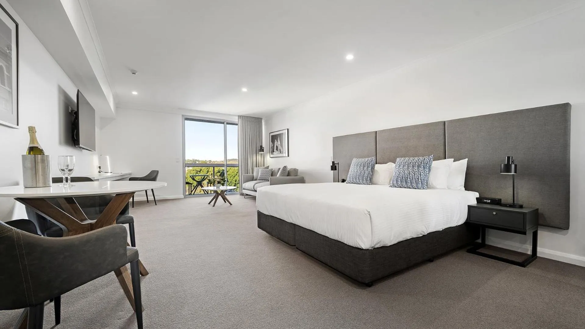 Photo of the whole room, Bed in Oaks Toowoomba Hotel