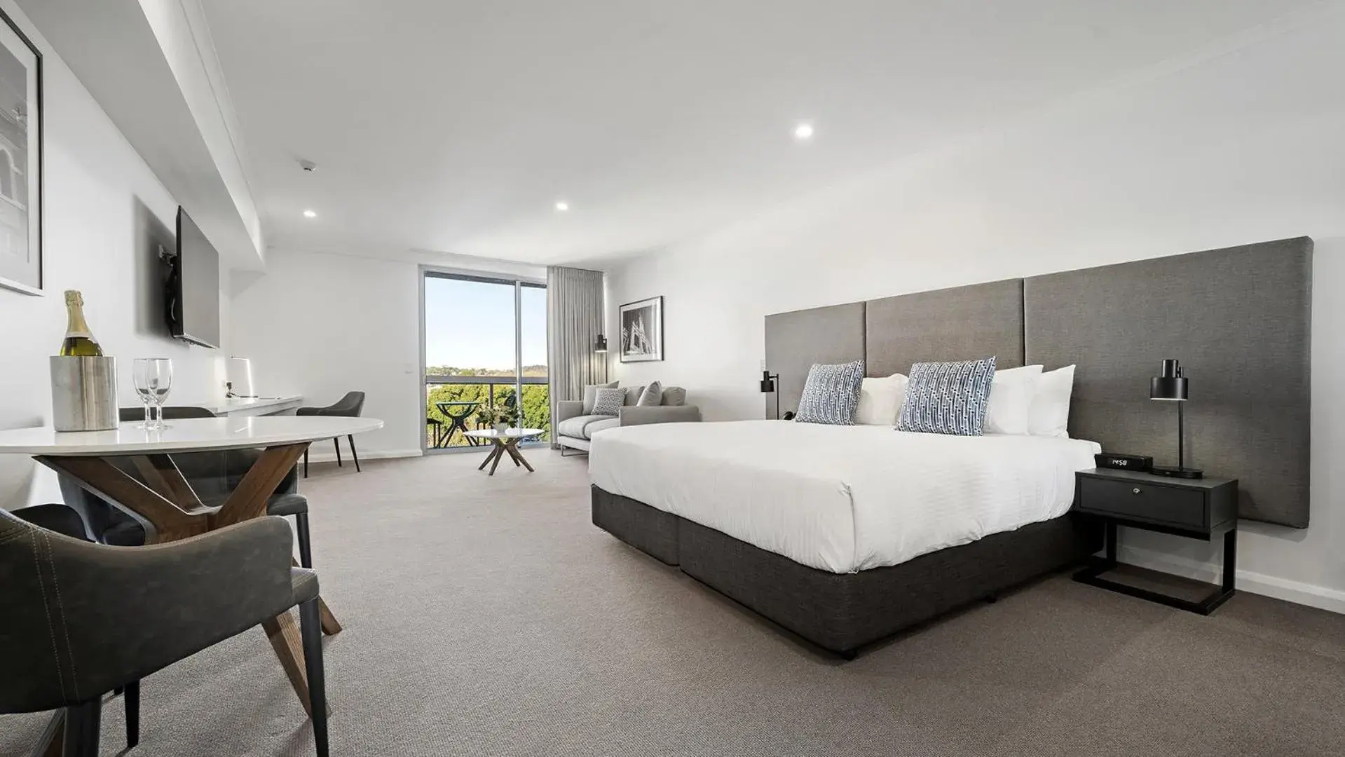 Photo of the whole room, Bed in Oaks Toowoomba Hotel Photo of the whole room, Bed in Oaks Toowoomba Hotel