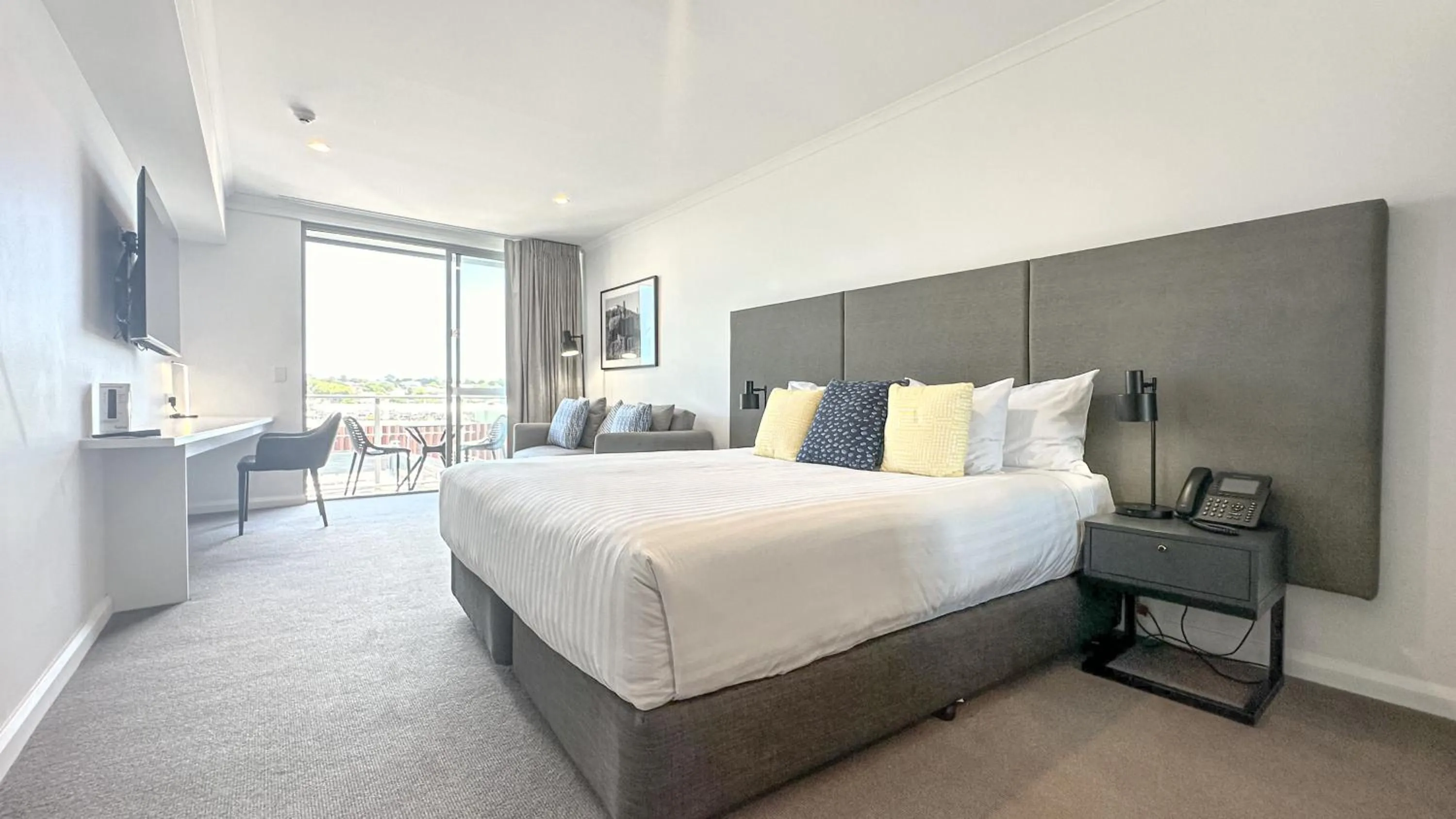 Bed in Oaks Toowoomba Hotel