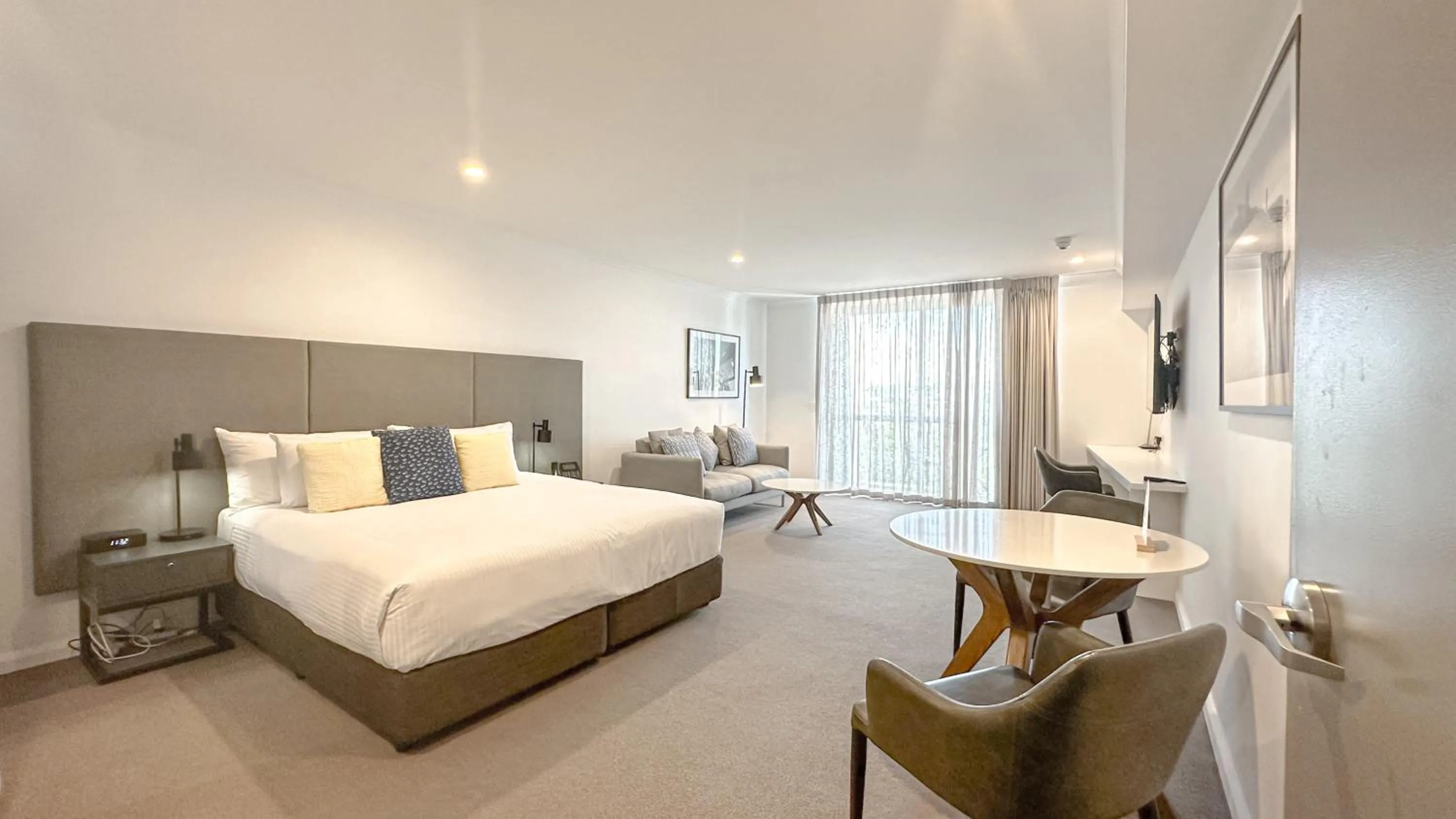 Bed in Oaks Toowoomba Hotel