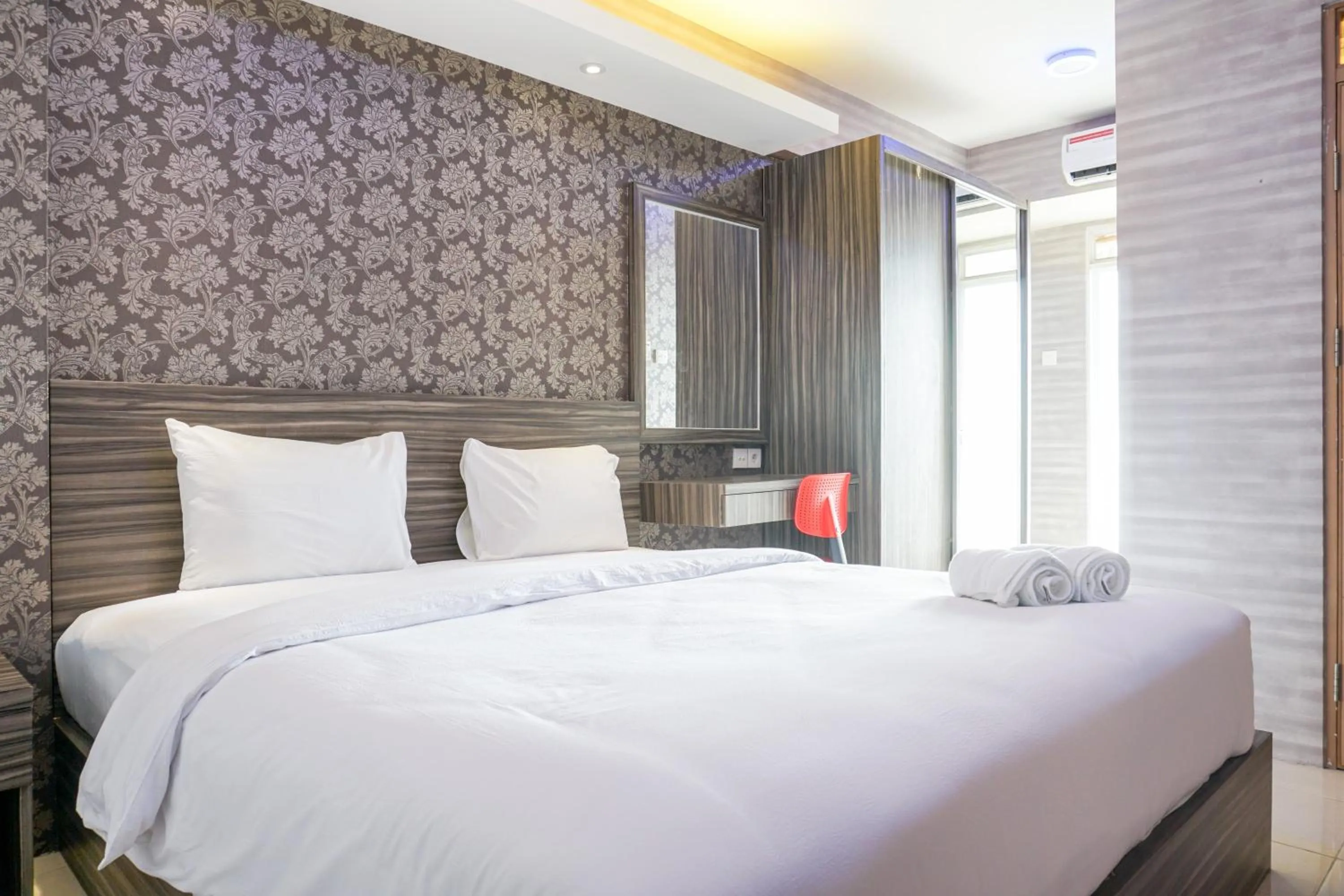 Bedroom, Bed in Comfortable 3BR Apartment at Green Palm Residences By Travelio