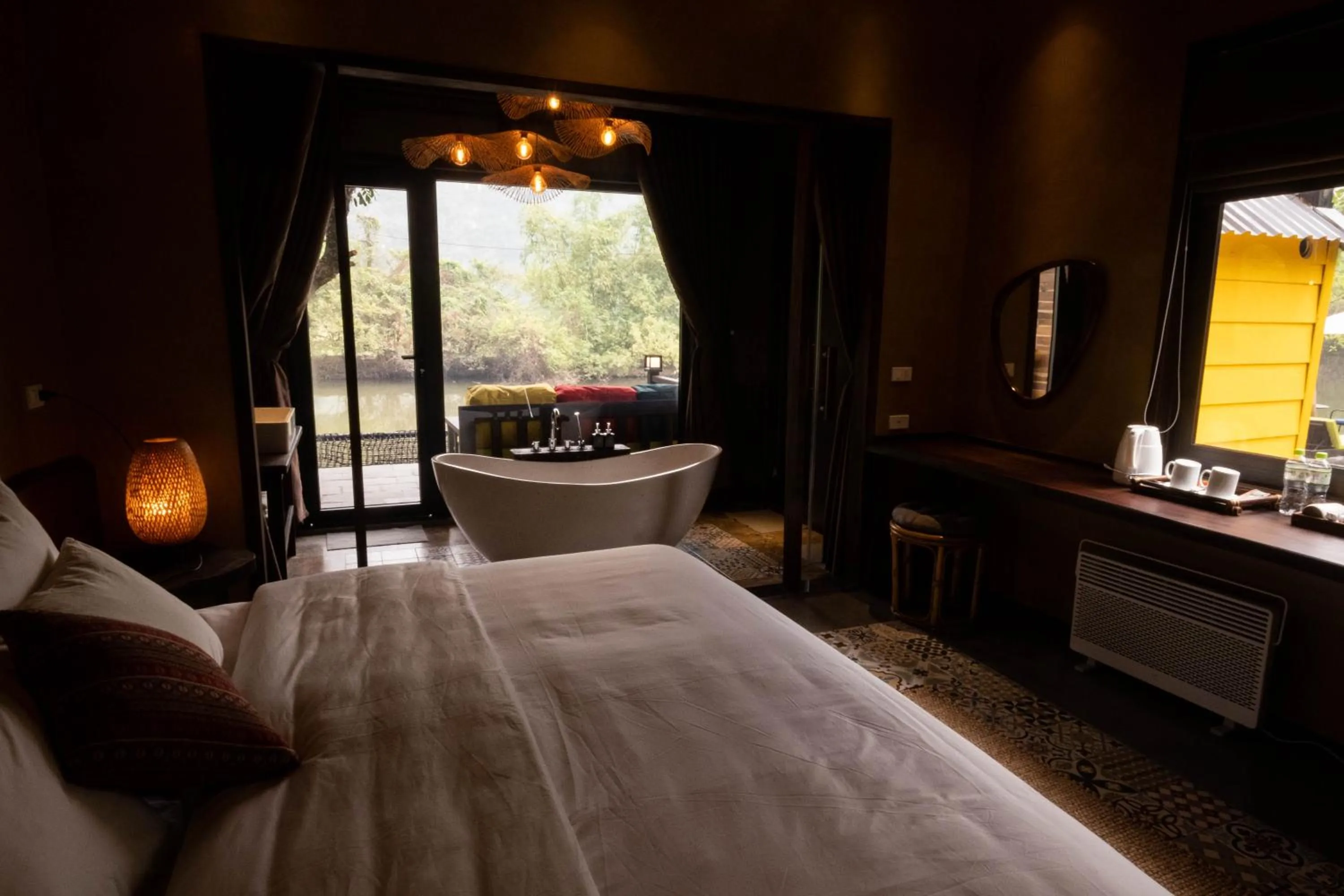 Bed in Trang An Ecolodge