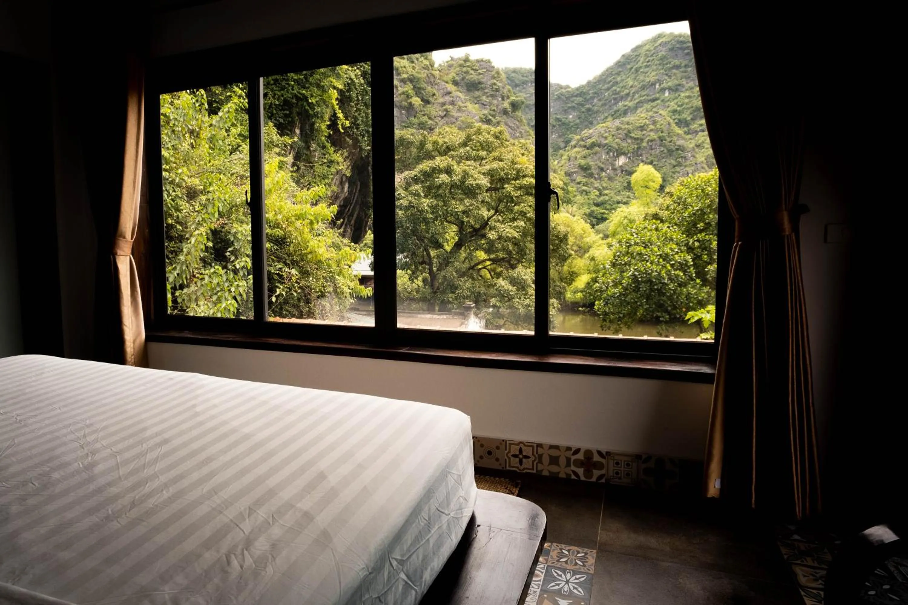 Mountain view, Bed in Trang An Ecolodge