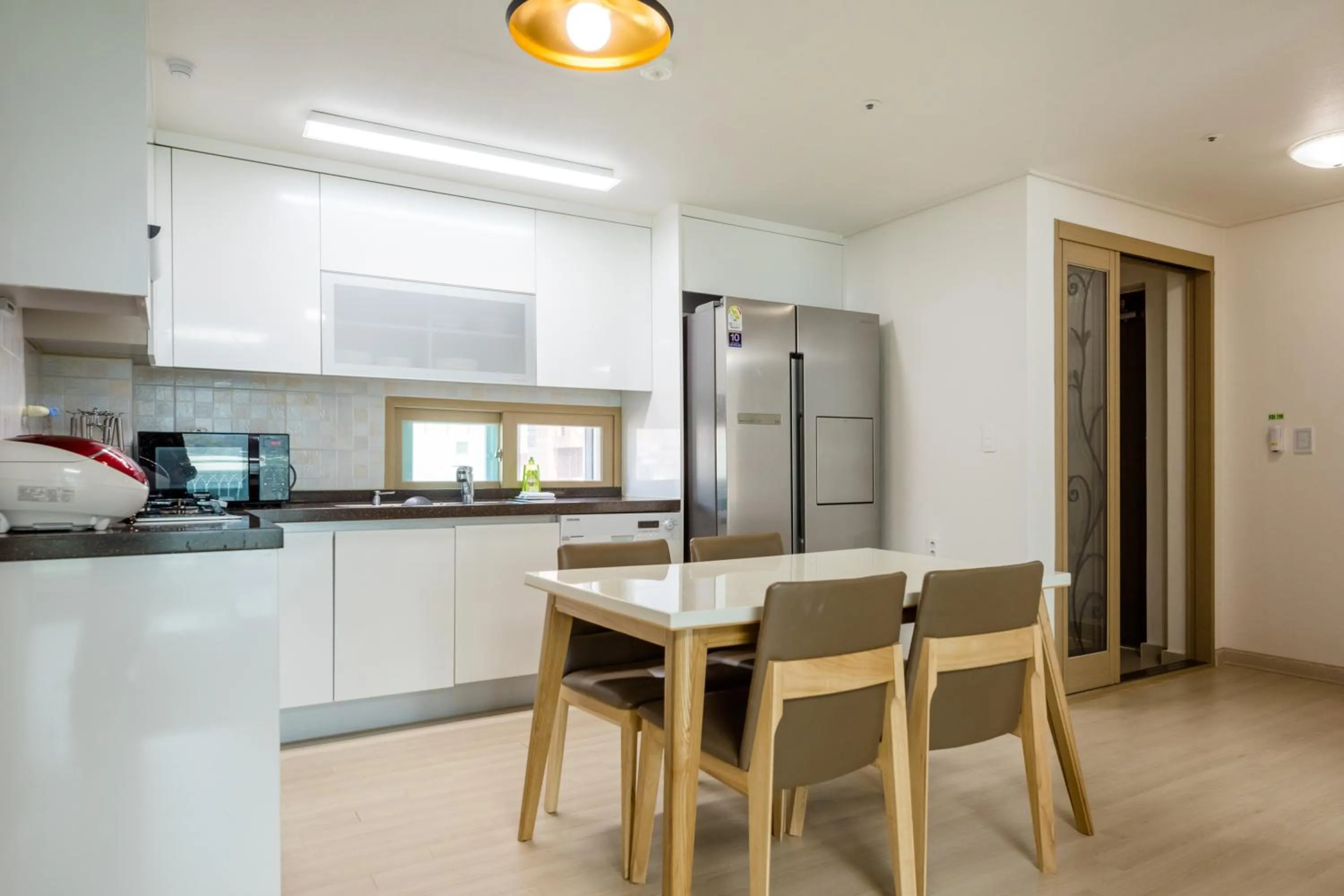 Dining area in JS Residence Hotel Okpo