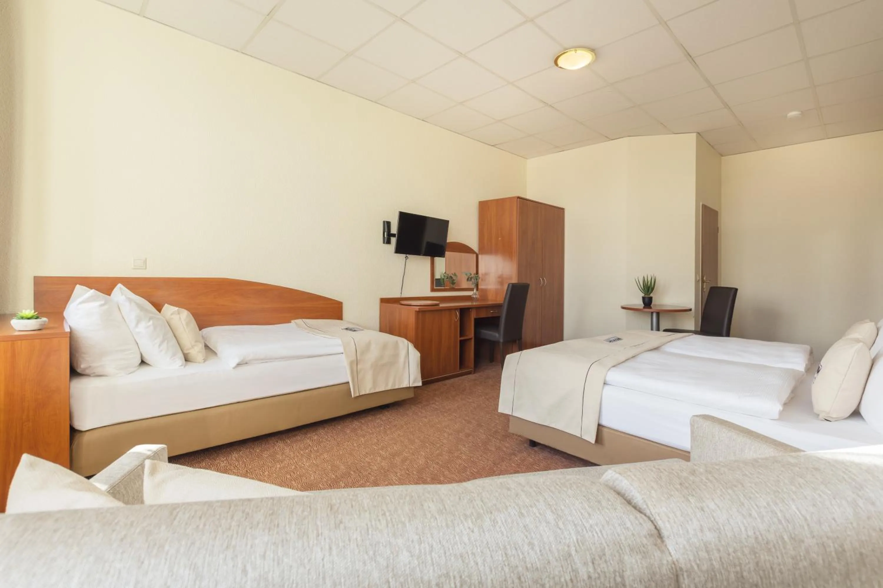 Photo of the whole room, Bed in Hotel Hamburg Stadtzentrum