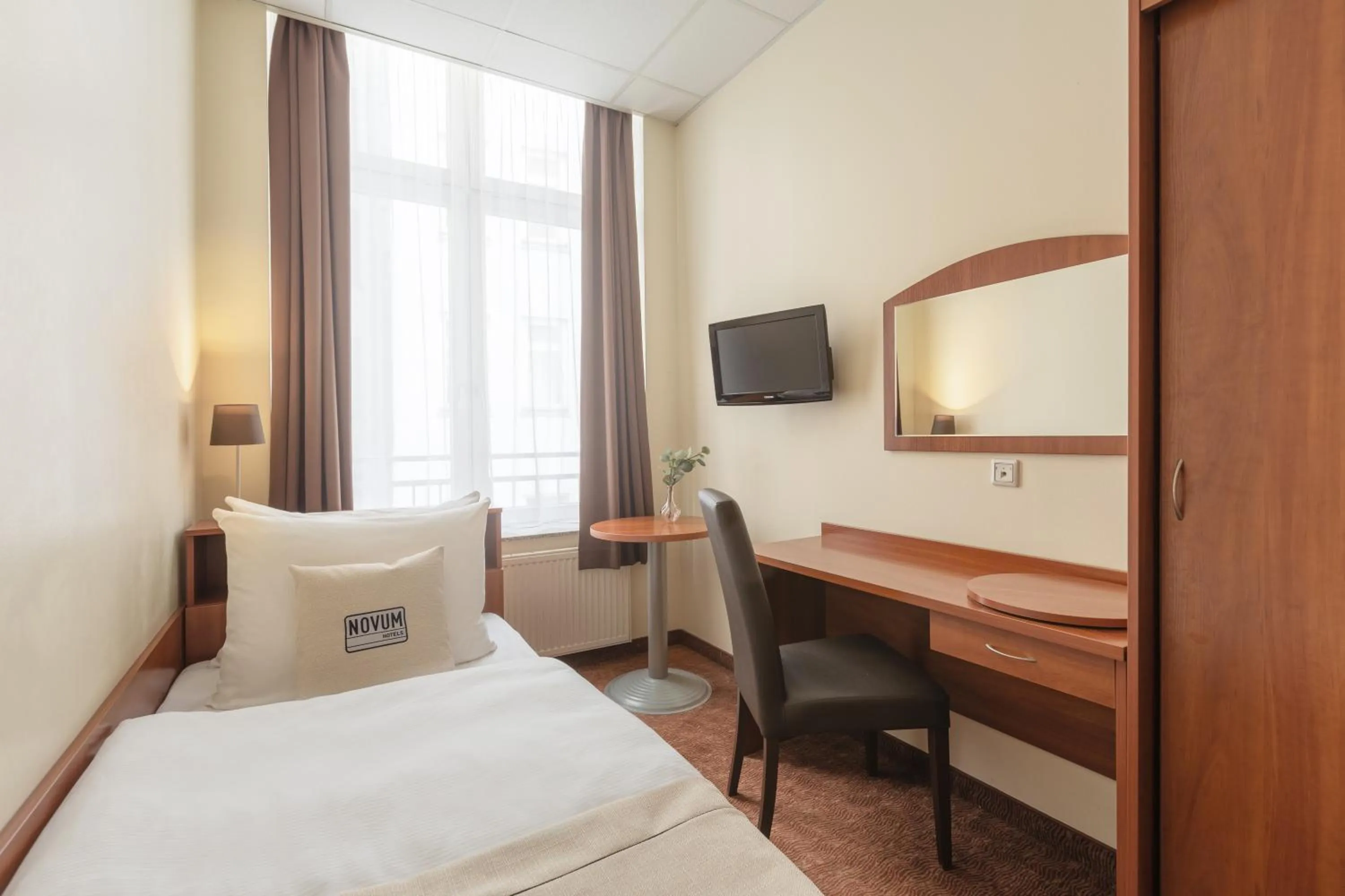 Photo of the whole room, Bed in Hotel Hamburg Stadtzentrum