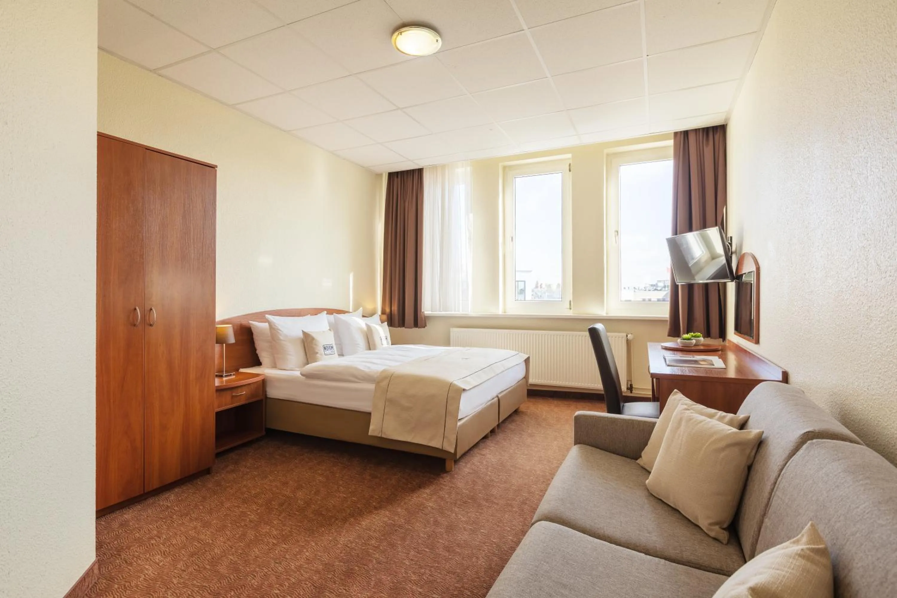 Photo of the whole room, Bed in Hotel Hamburg Stadtzentrum