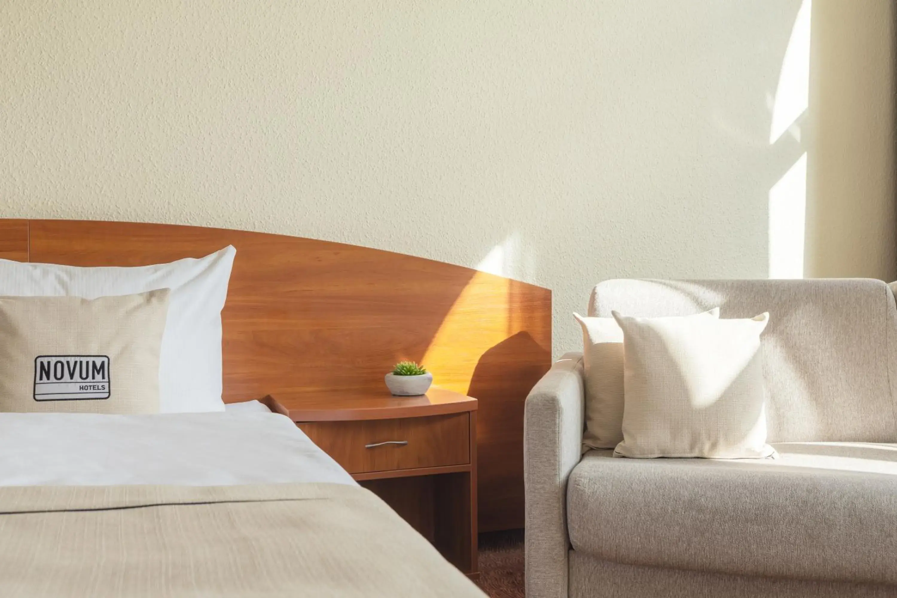 Seating area, Bed in Hotel Hamburg Stadtzentrum Seating area, Bed in Hotel Hamburg Stadtzentrum