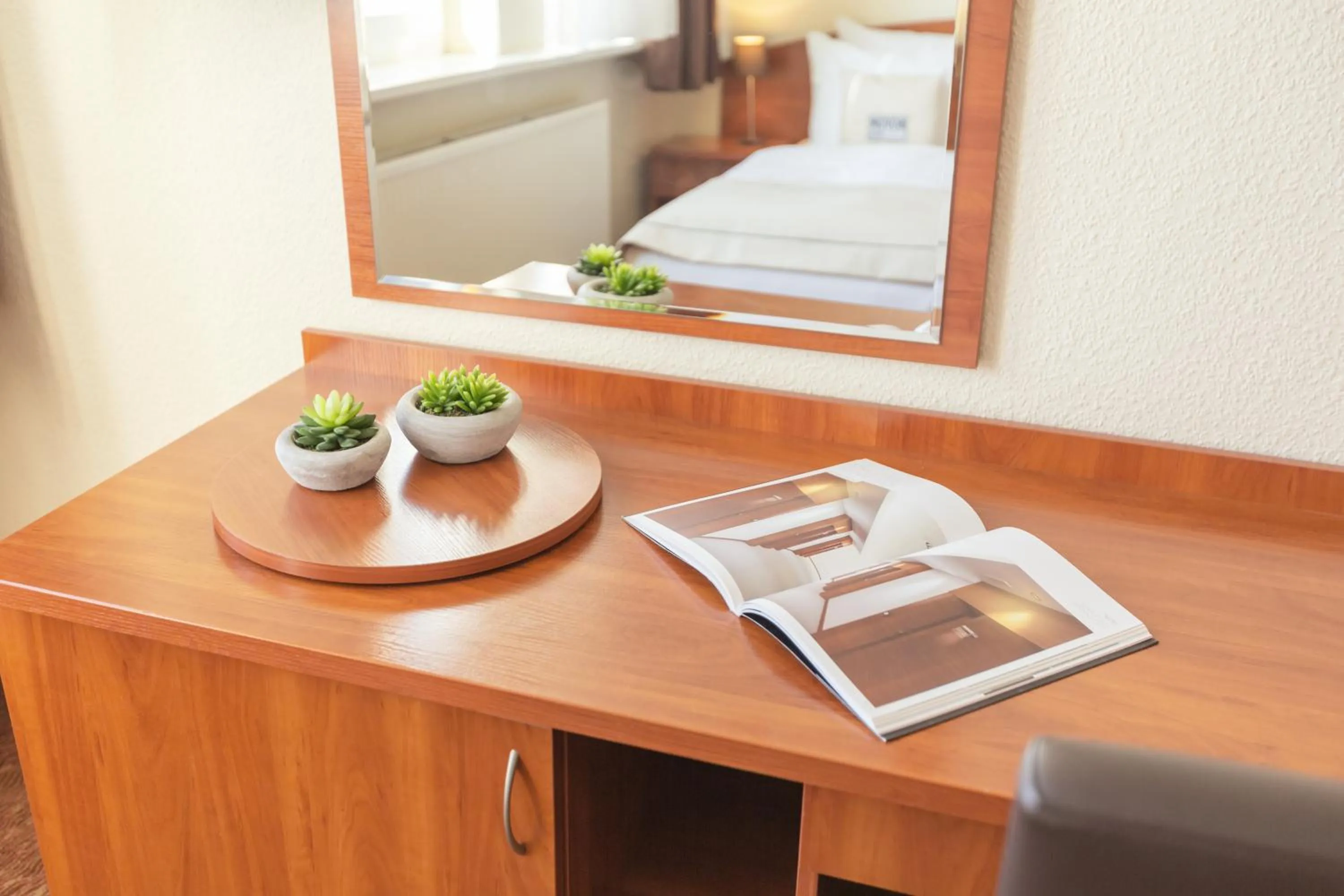 Dining area, Bed in Hotel Hamburg Stadtzentrum