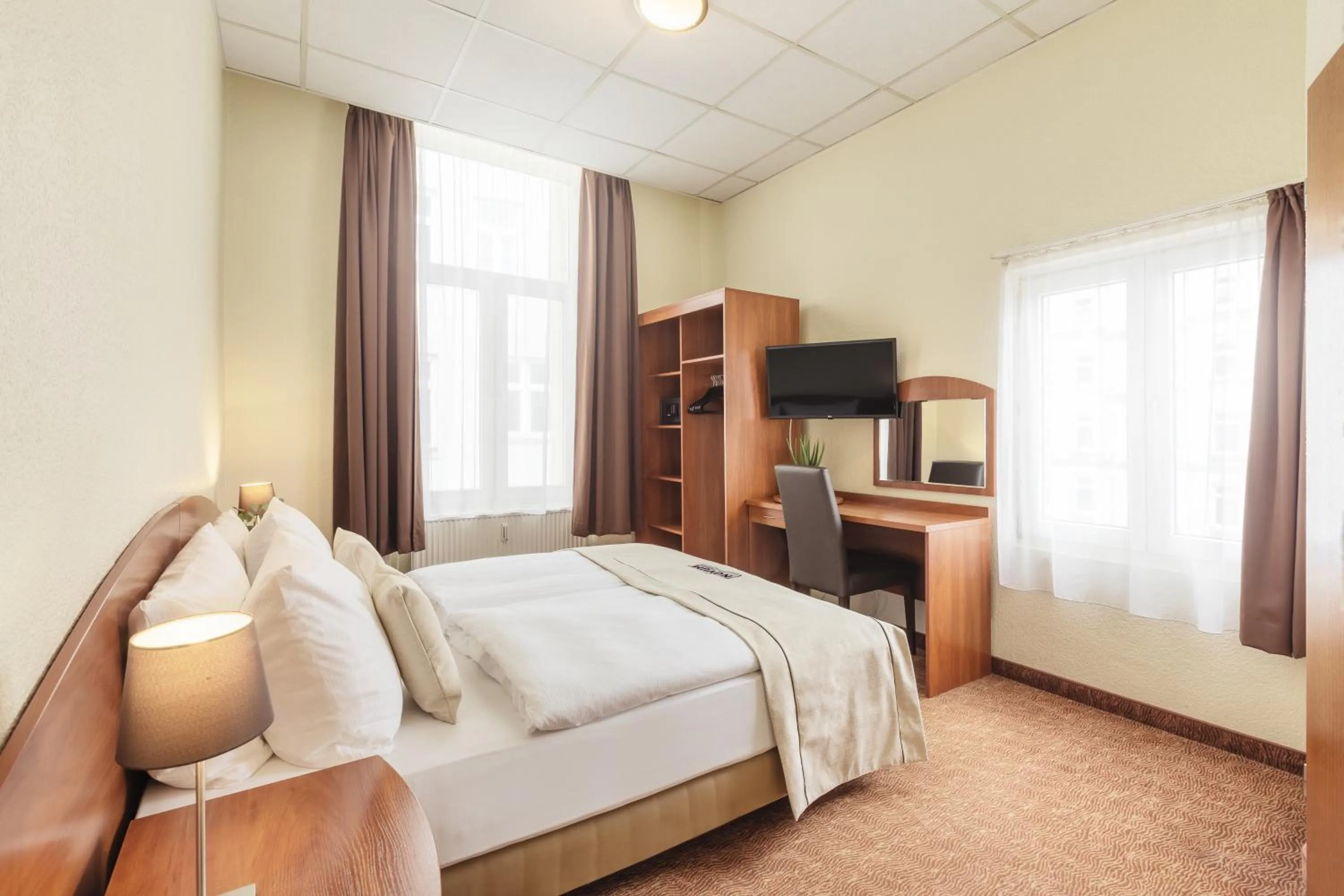 Photo of the whole room, Bed in Hotel Hamburg Stadtzentrum