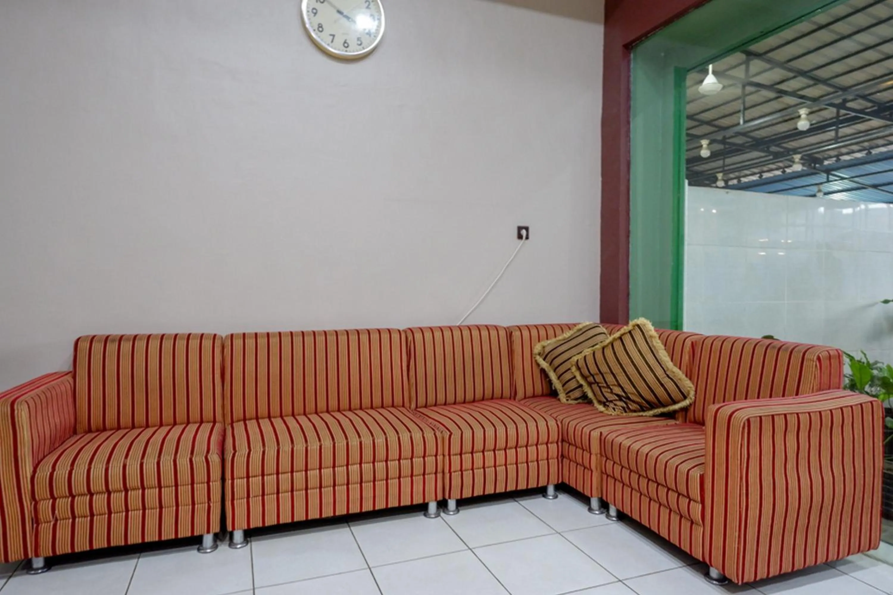 Seating area in RedDoorz Syariah @ Hotel Wisma Indonesia Kendari