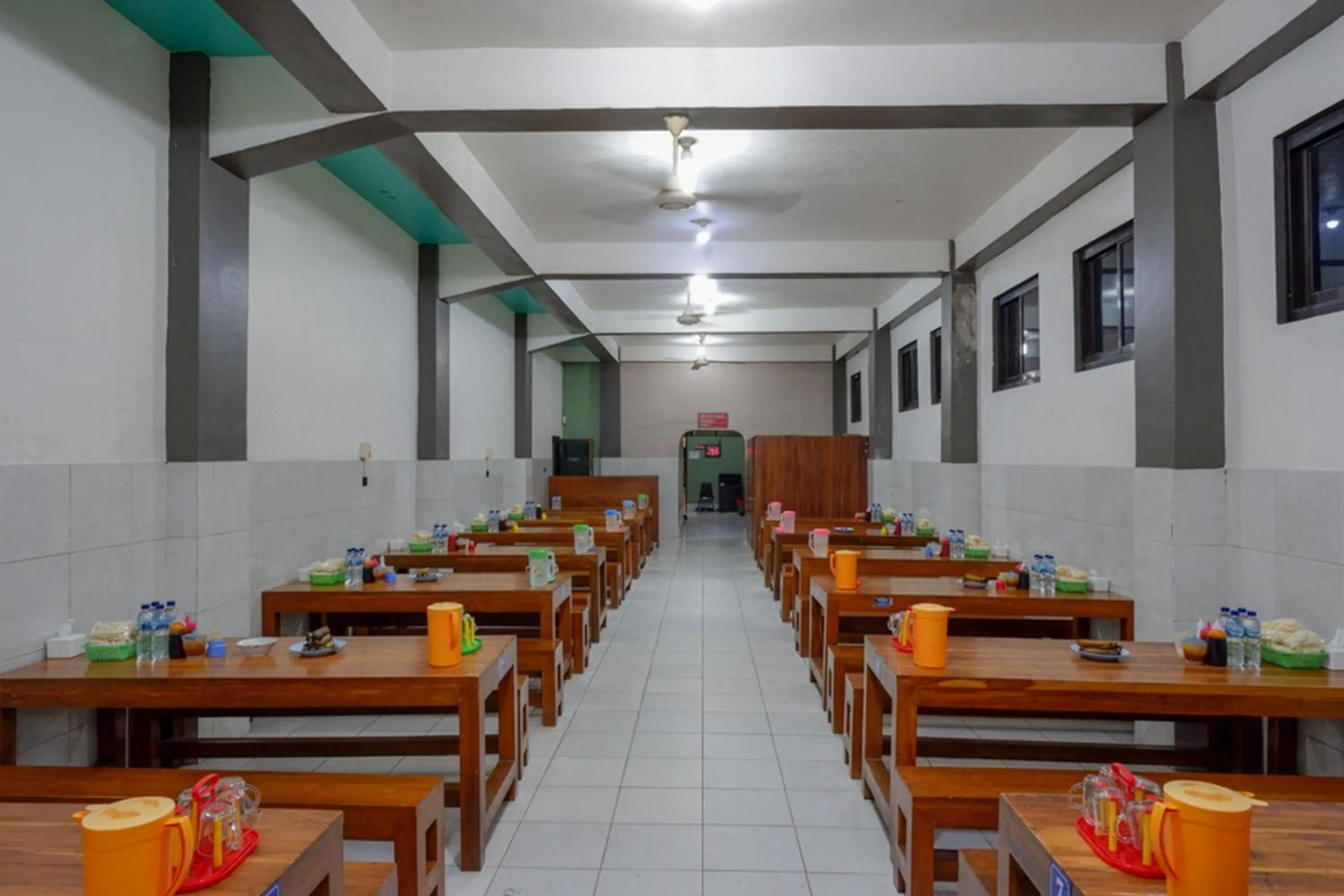 Restaurant/places to eat in RedDoorz Syariah @ Hotel Wisma Indonesia Kendari