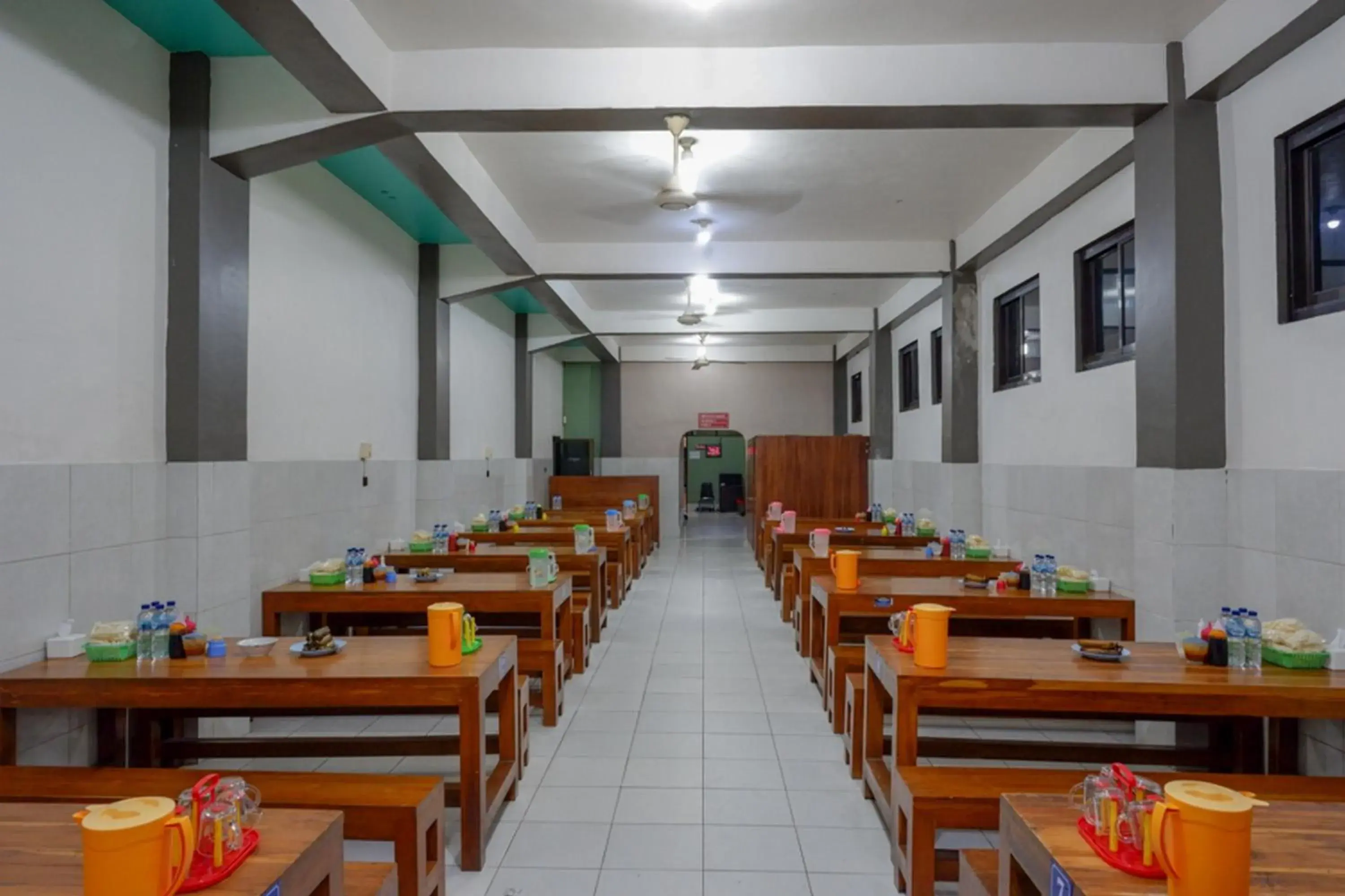 Restaurant/places to eat in RedDoorz Syariah @ Hotel Wisma Indonesia Kendari Restaurant/places to eat in RedDoorz Syariah @ Hotel Wisma Indonesia Kendari