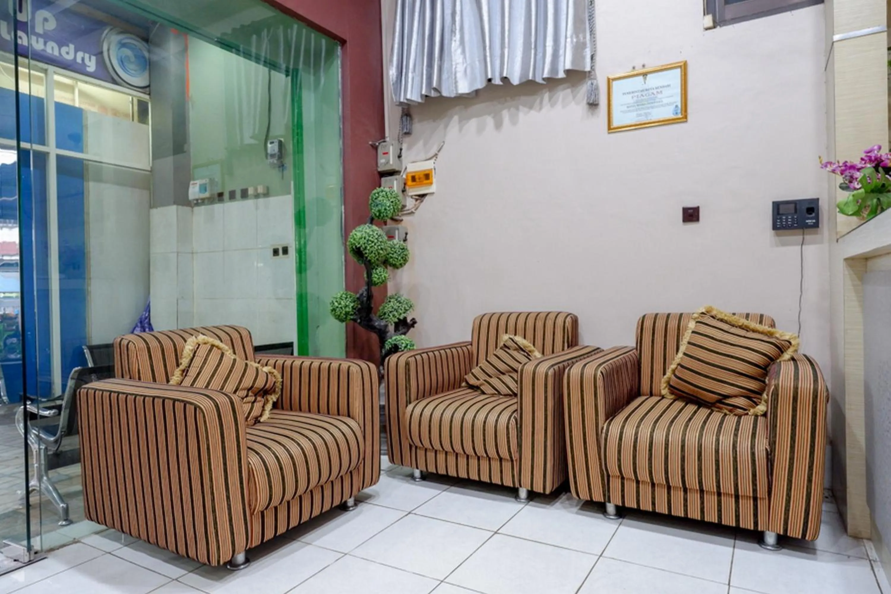 Seating area in RedDoorz Syariah @ Hotel Wisma Indonesia Kendari