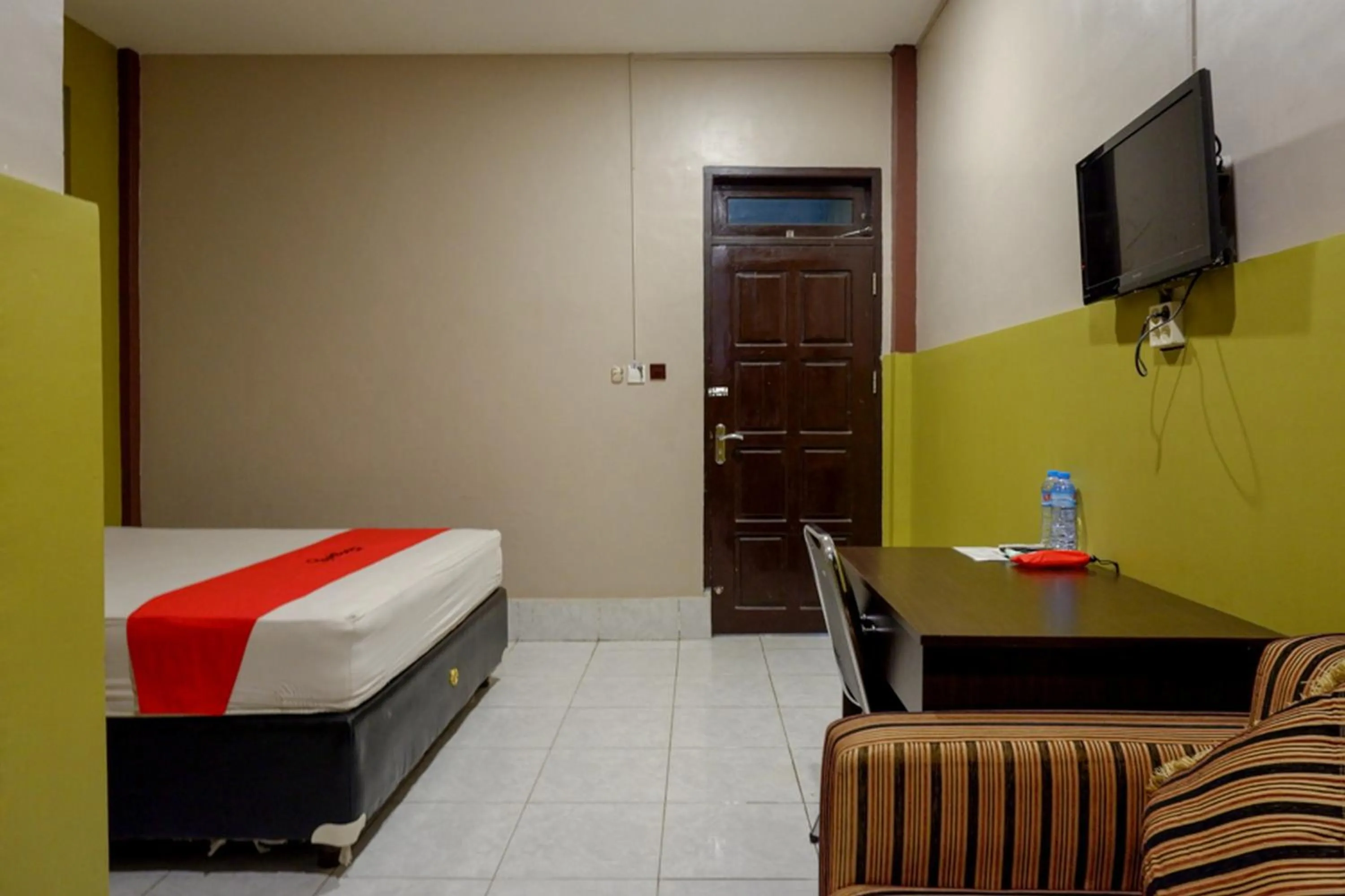 Bedroom, Bed in RedDoorz Syariah @ Hotel Wisma Indonesia Kendari
