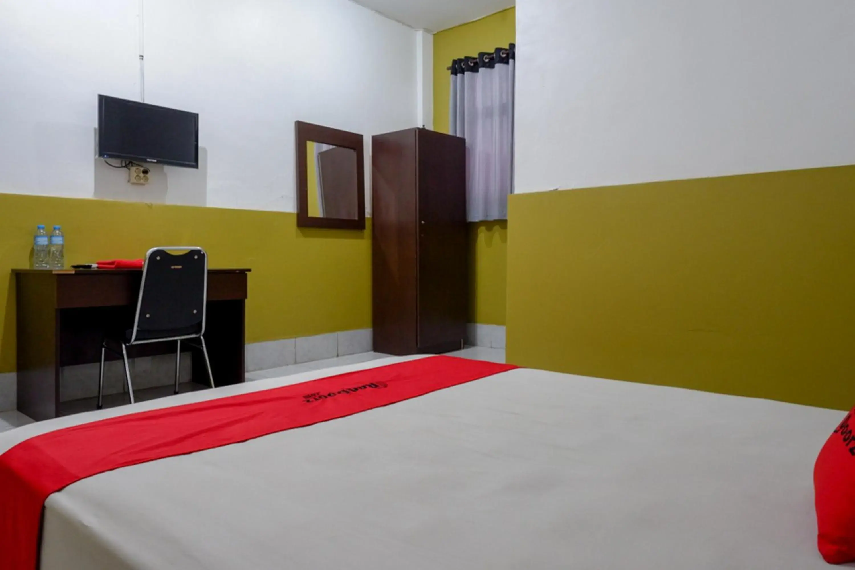Bedroom, Bed in RedDoorz Syariah @ Hotel Wisma Indonesia Kendari Bedroom, Bed in RedDoorz Syariah @ Hotel Wisma Indonesia Kendari