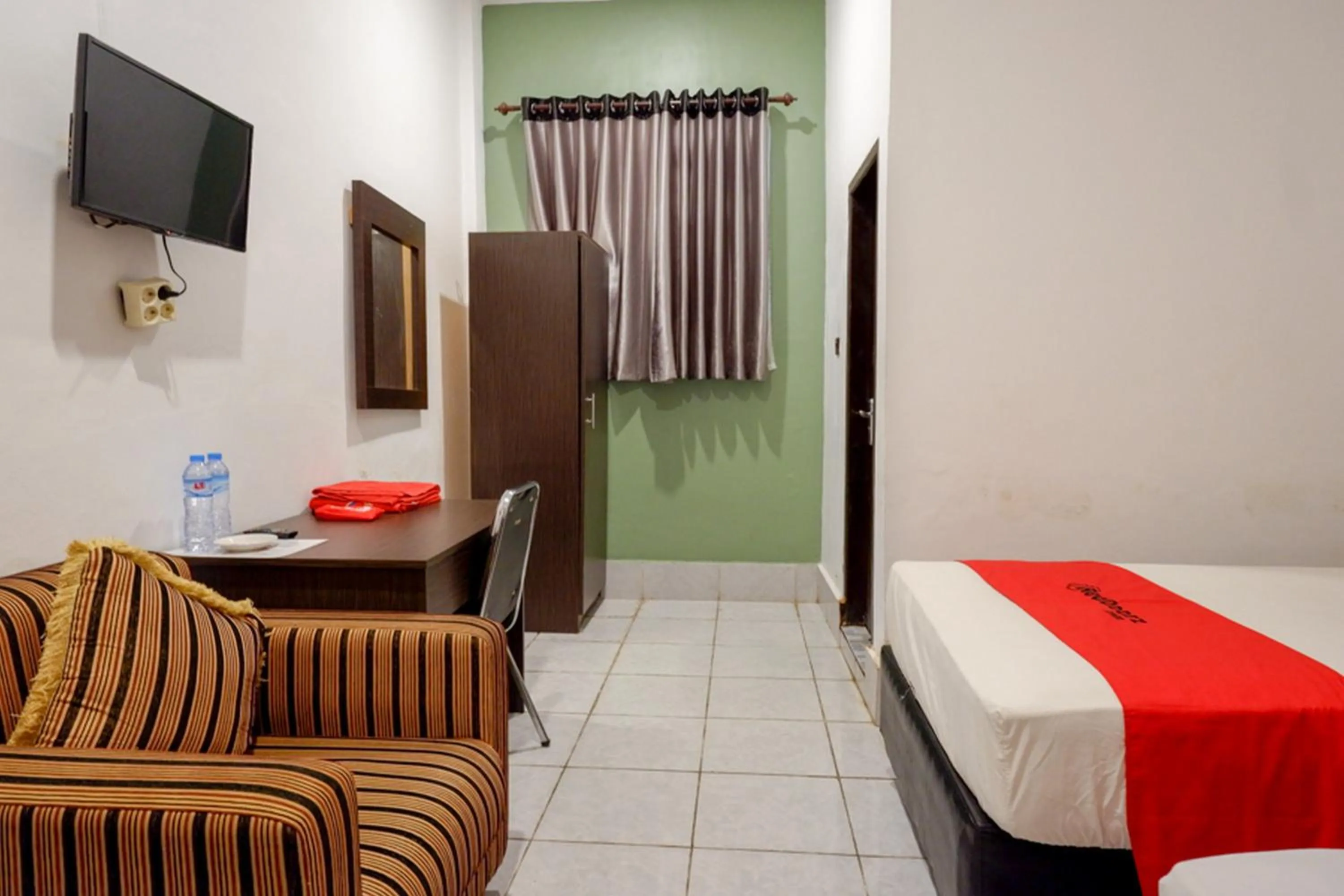 Bedroom, Bed in RedDoorz Syariah @ Hotel Wisma Indonesia Kendari