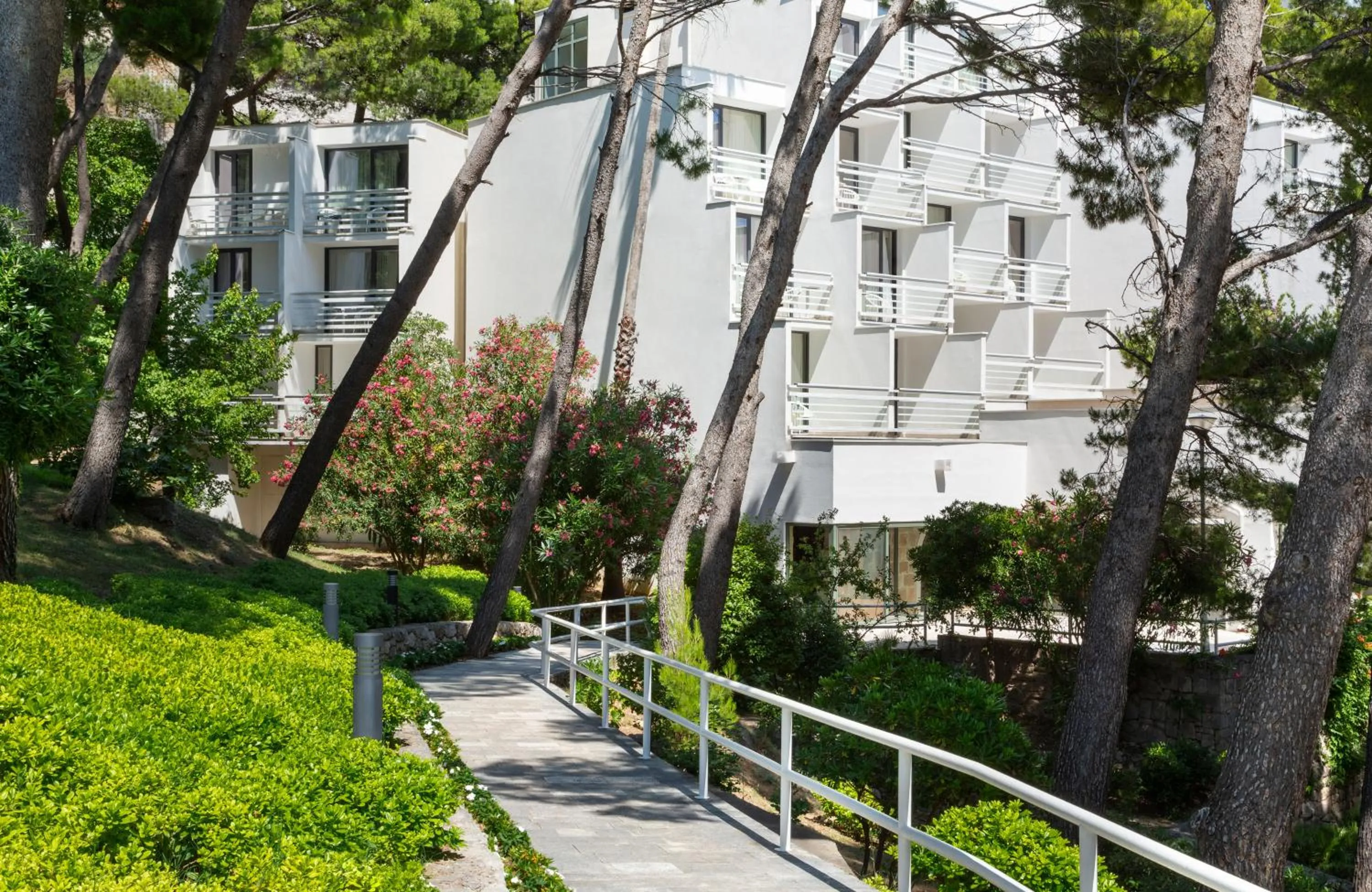 Property building in Bluesun Mala Berulia