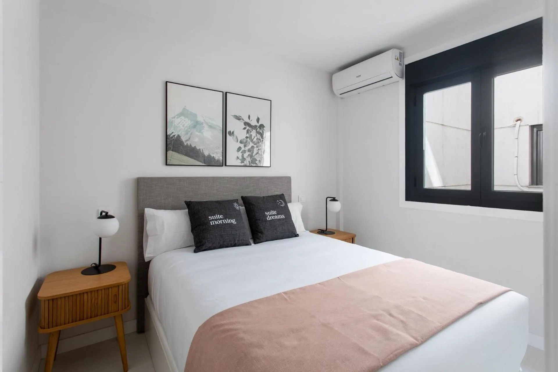 Bed in Limehome Madrid Calle de la Paloma