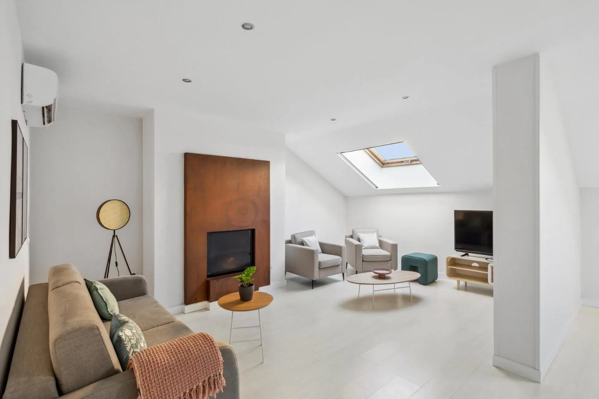 TV and multimedia in Limehome Madrid Calle de la Paloma