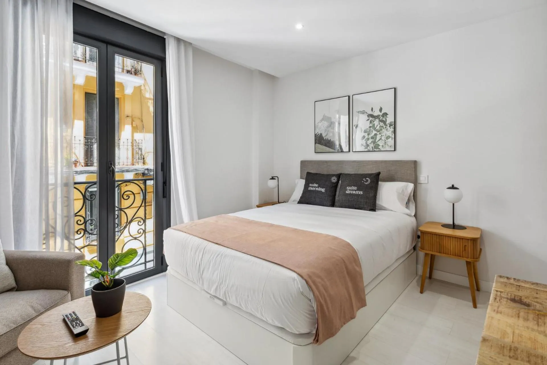 Bed in Limehome Madrid Calle de la Paloma