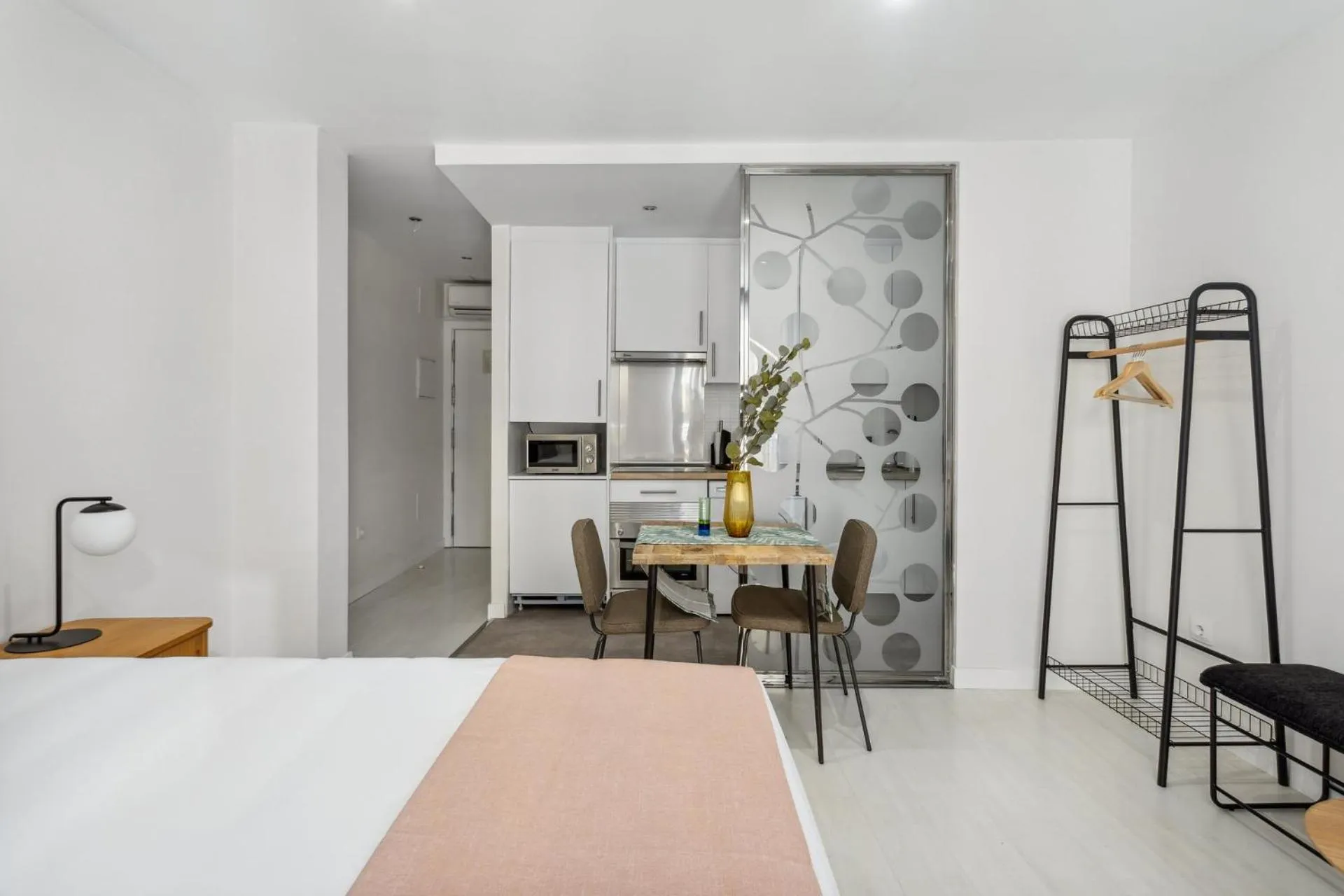 Kitchen or kitchenette, Bed in Limehome Madrid Calle de la Paloma