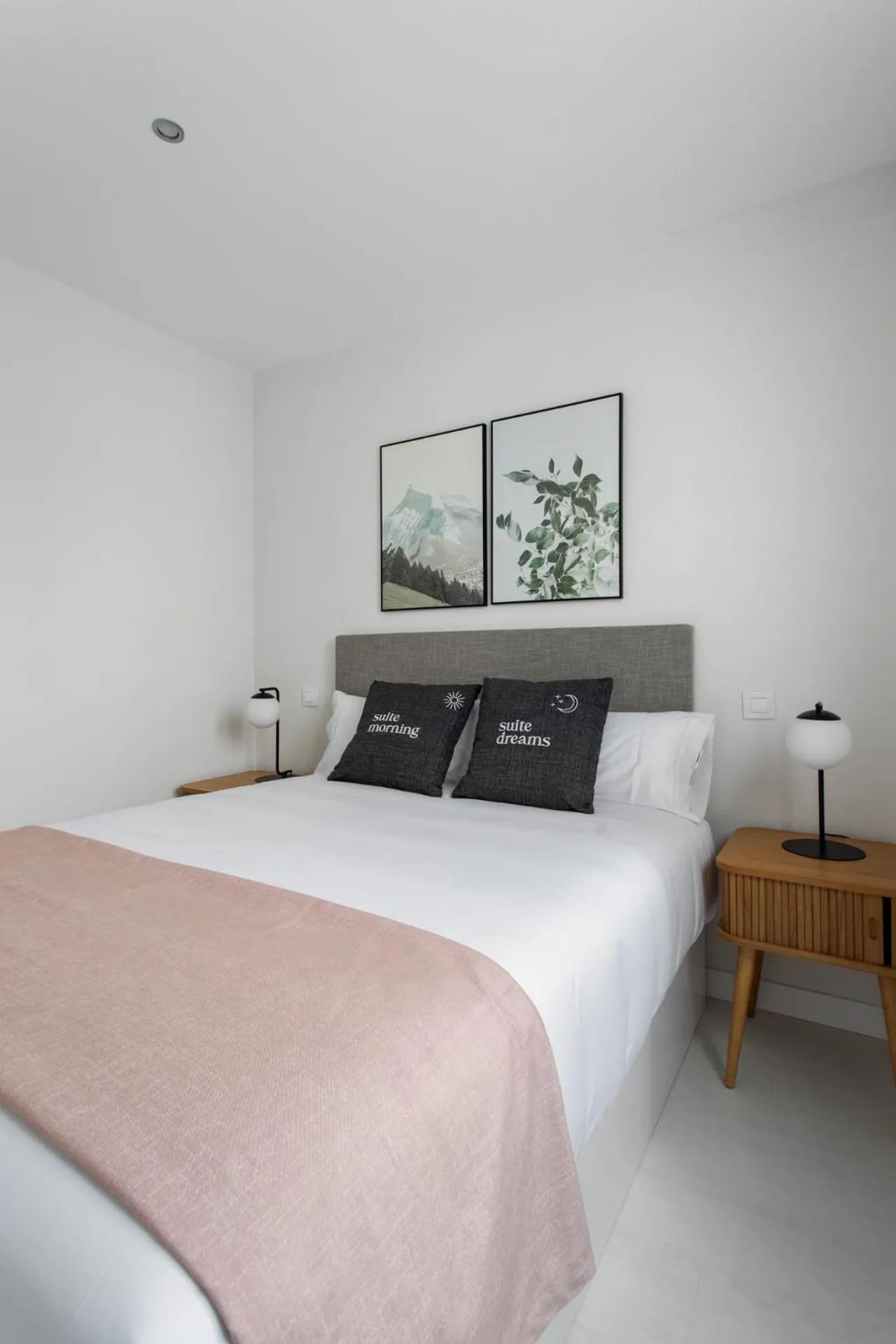 Bed in Limehome Madrid Calle de la Paloma