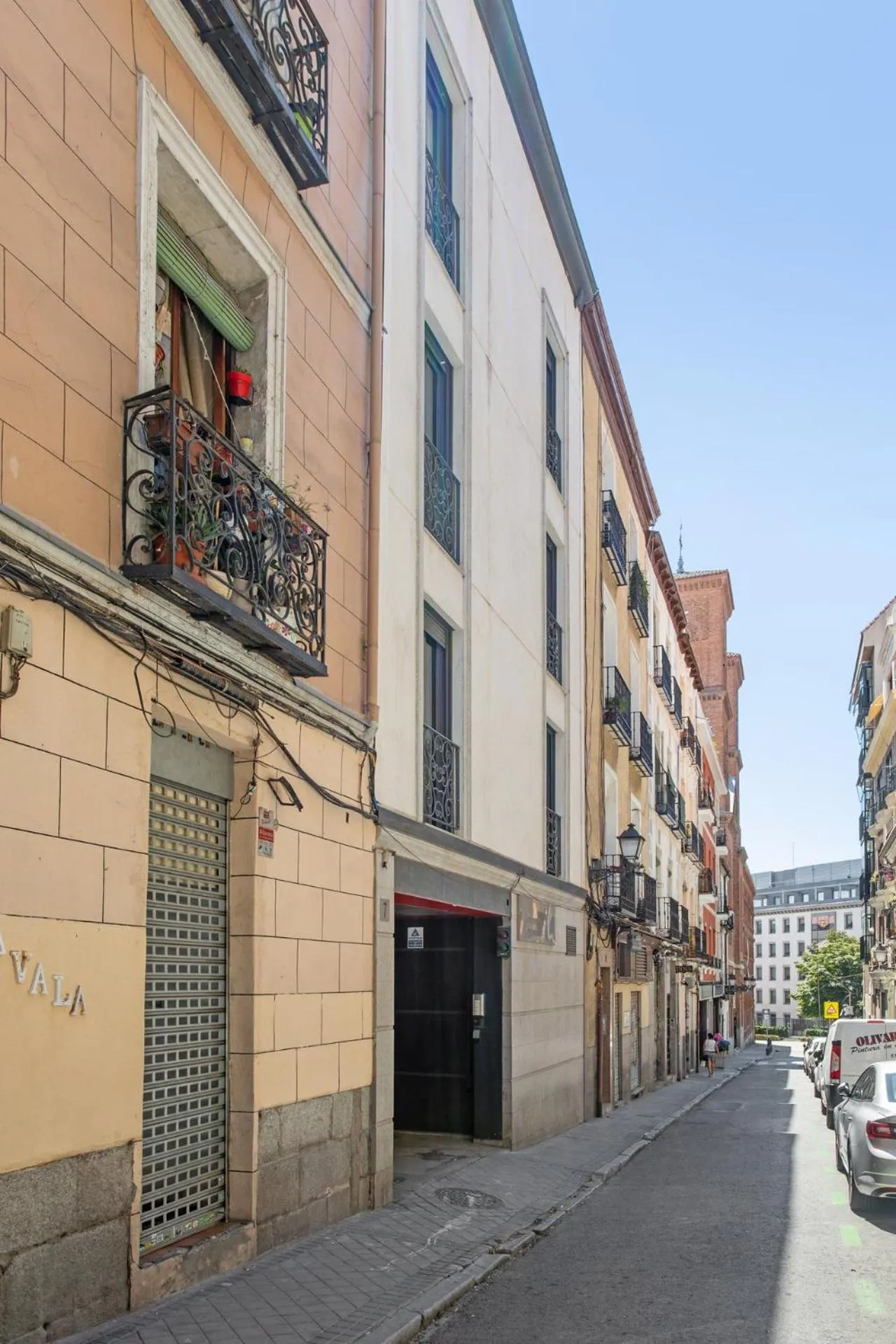 Property building in Limehome Madrid Calle de la Paloma