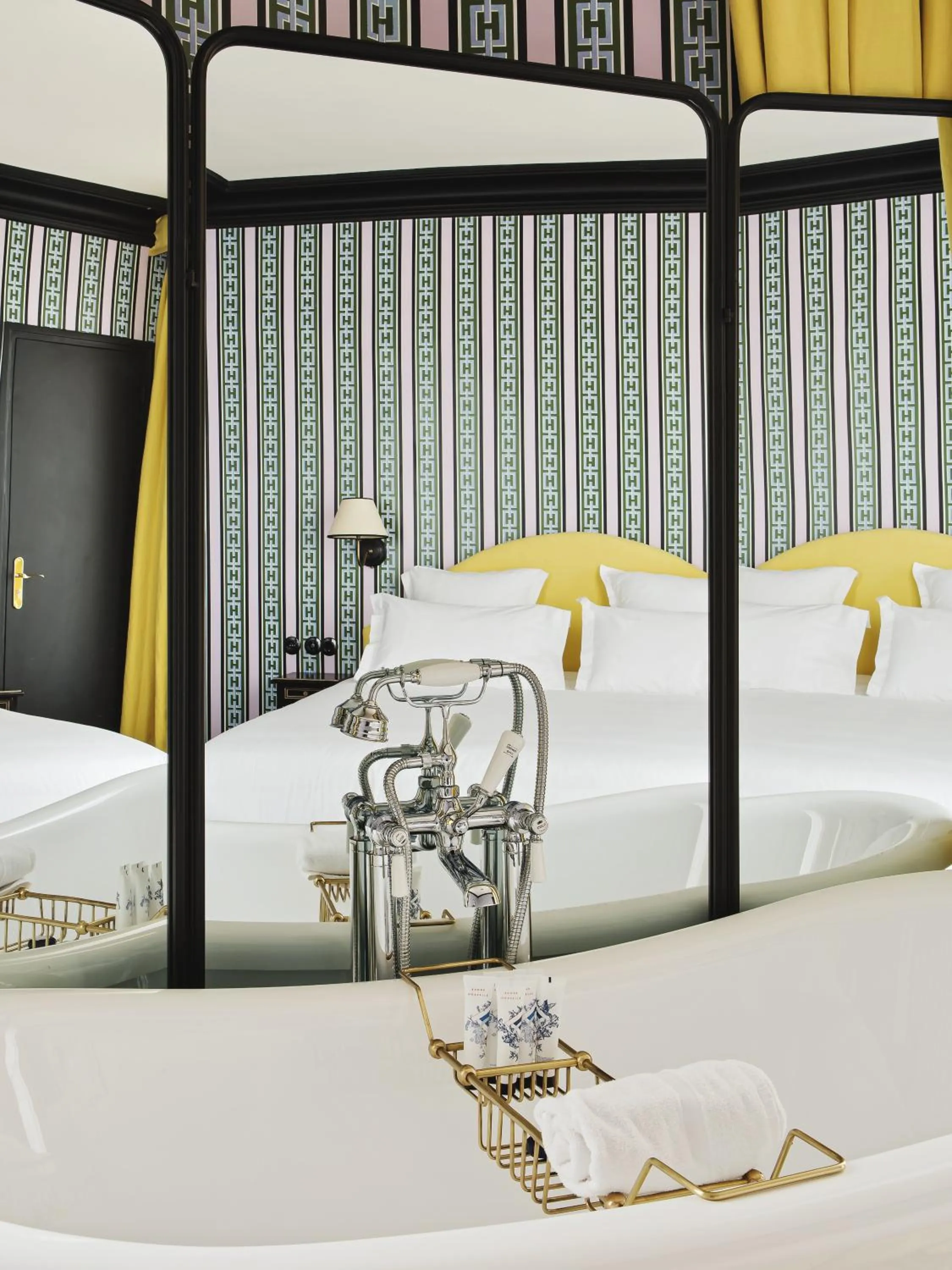 Photo of the whole room, Bed in Hôtel Les Deux Gares & Spa