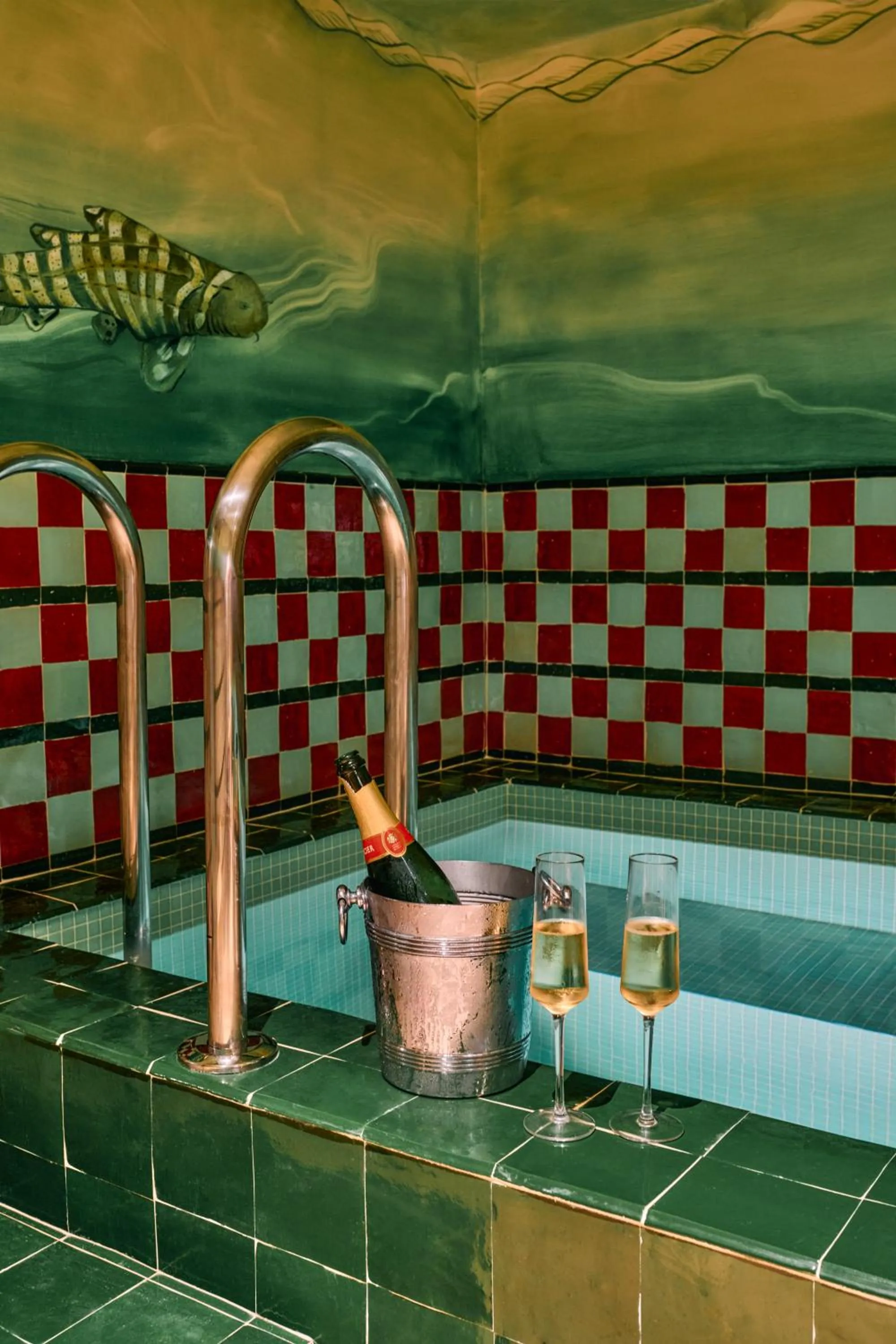 Hot Tub in Hôtel Les Deux Gares & Spa