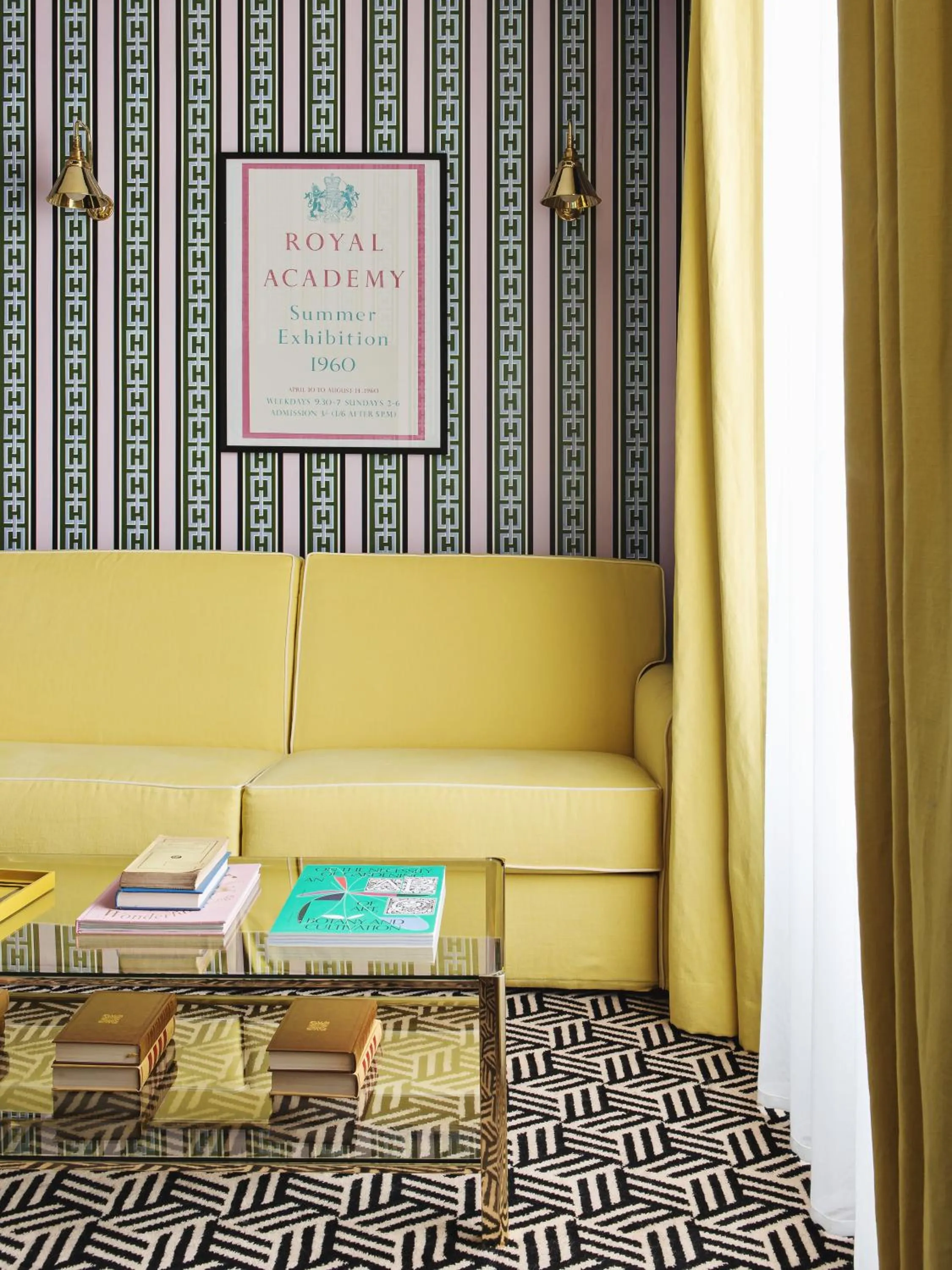 Living room in Hôtel Les Deux Gares & Spa