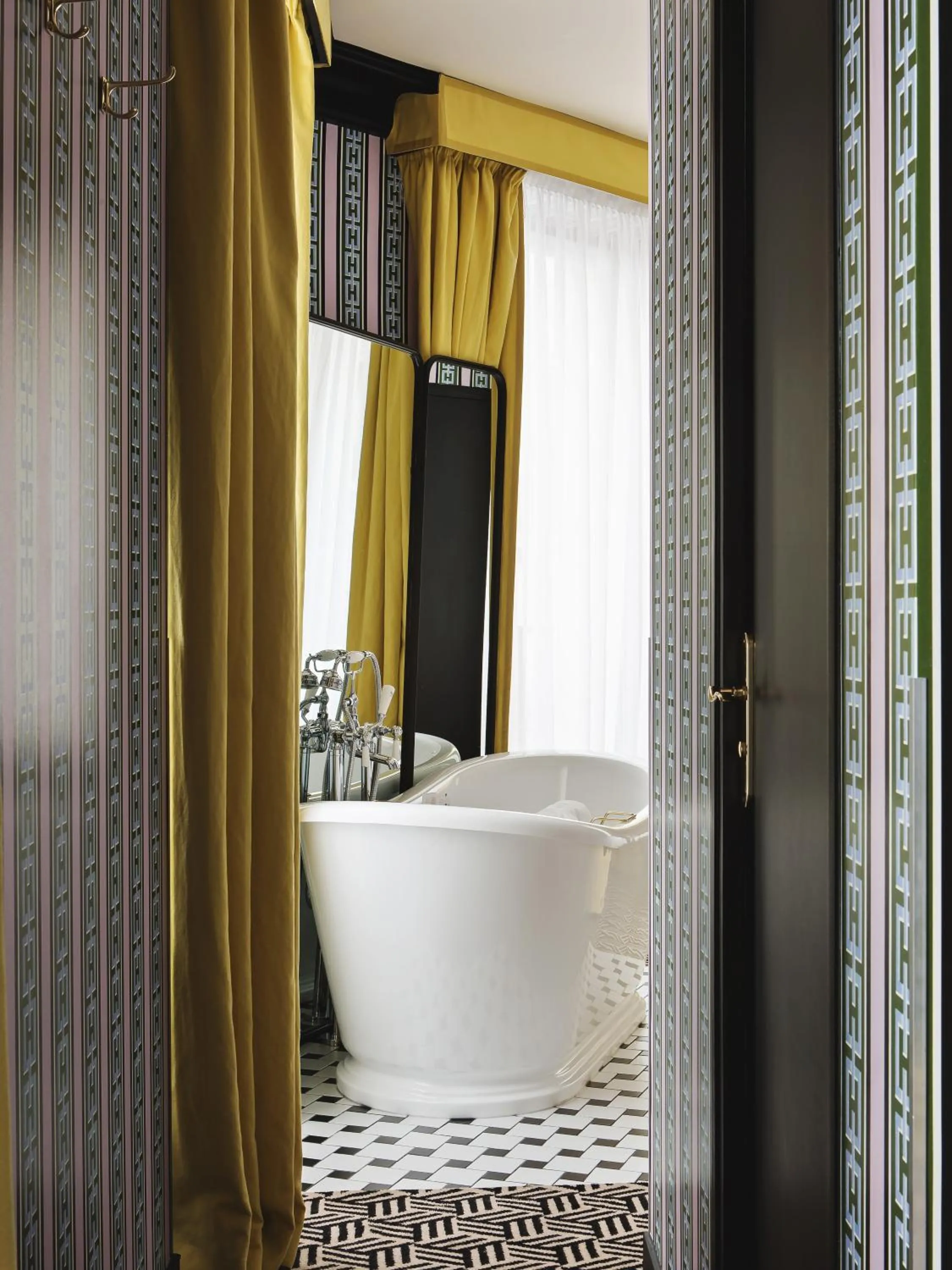 Bath in Hôtel Les Deux Gares & Spa