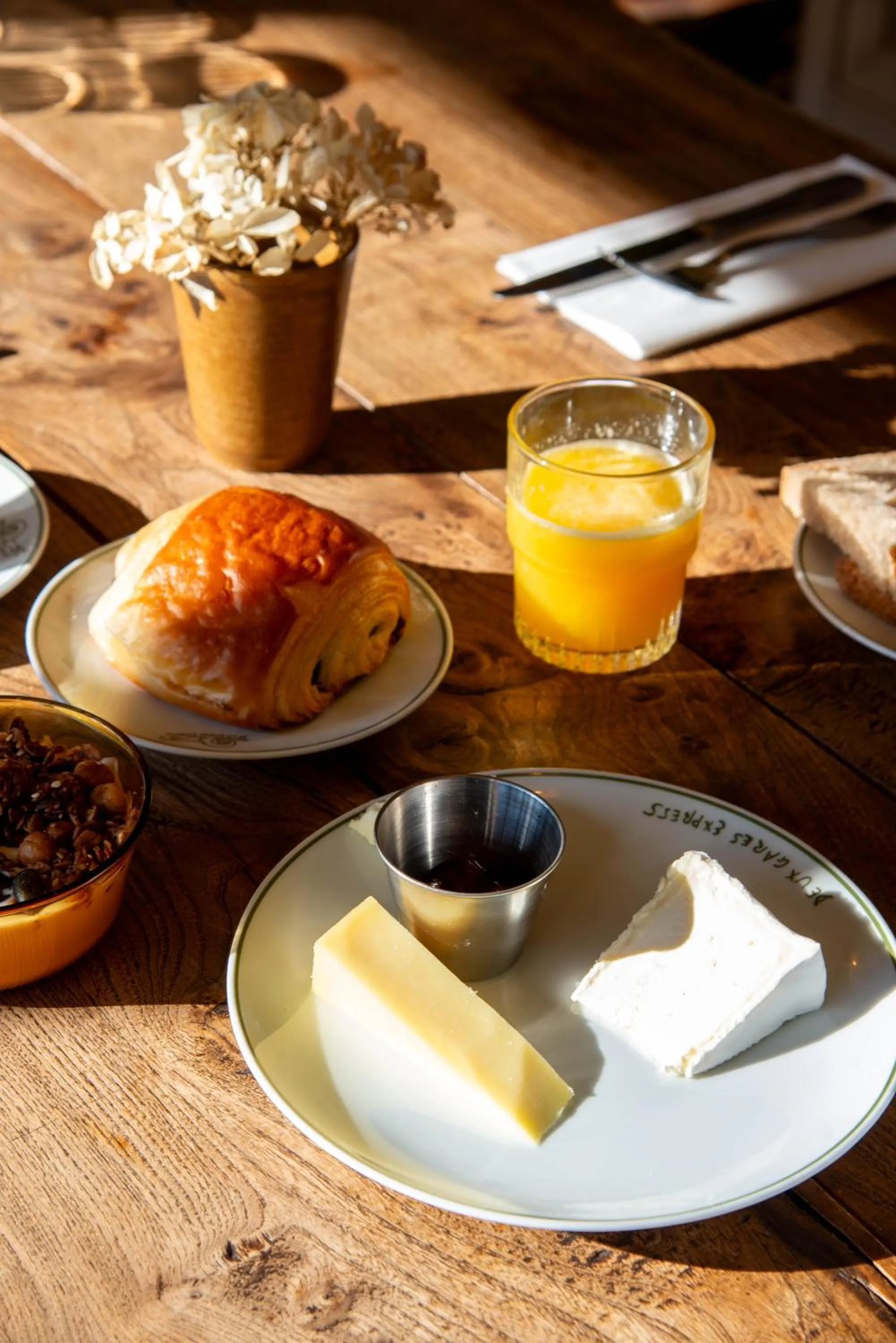 Breakfast in Hôtel Les Deux Gares & Spa