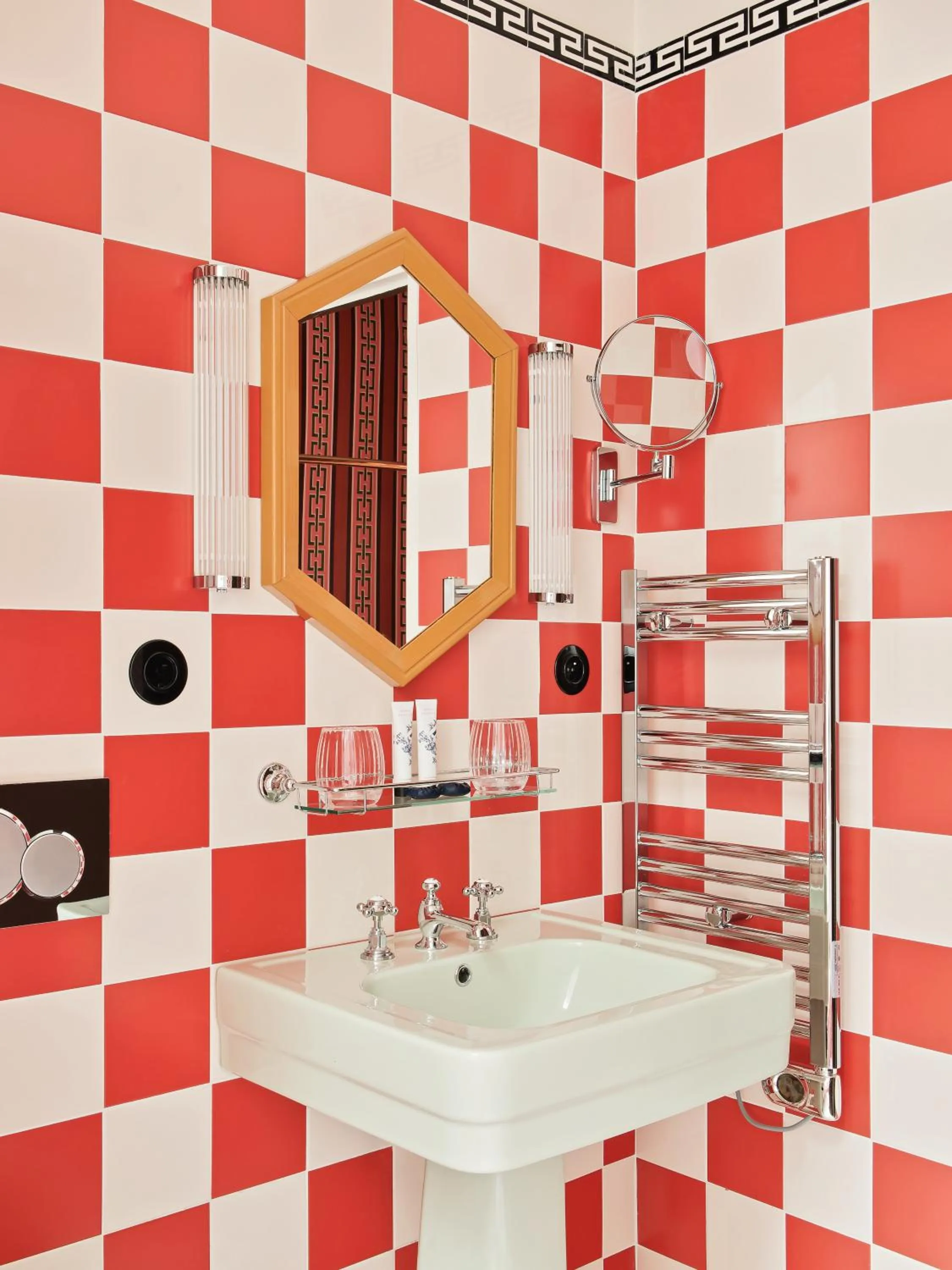 Bathroom in Hôtel Les Deux Gares & Spa