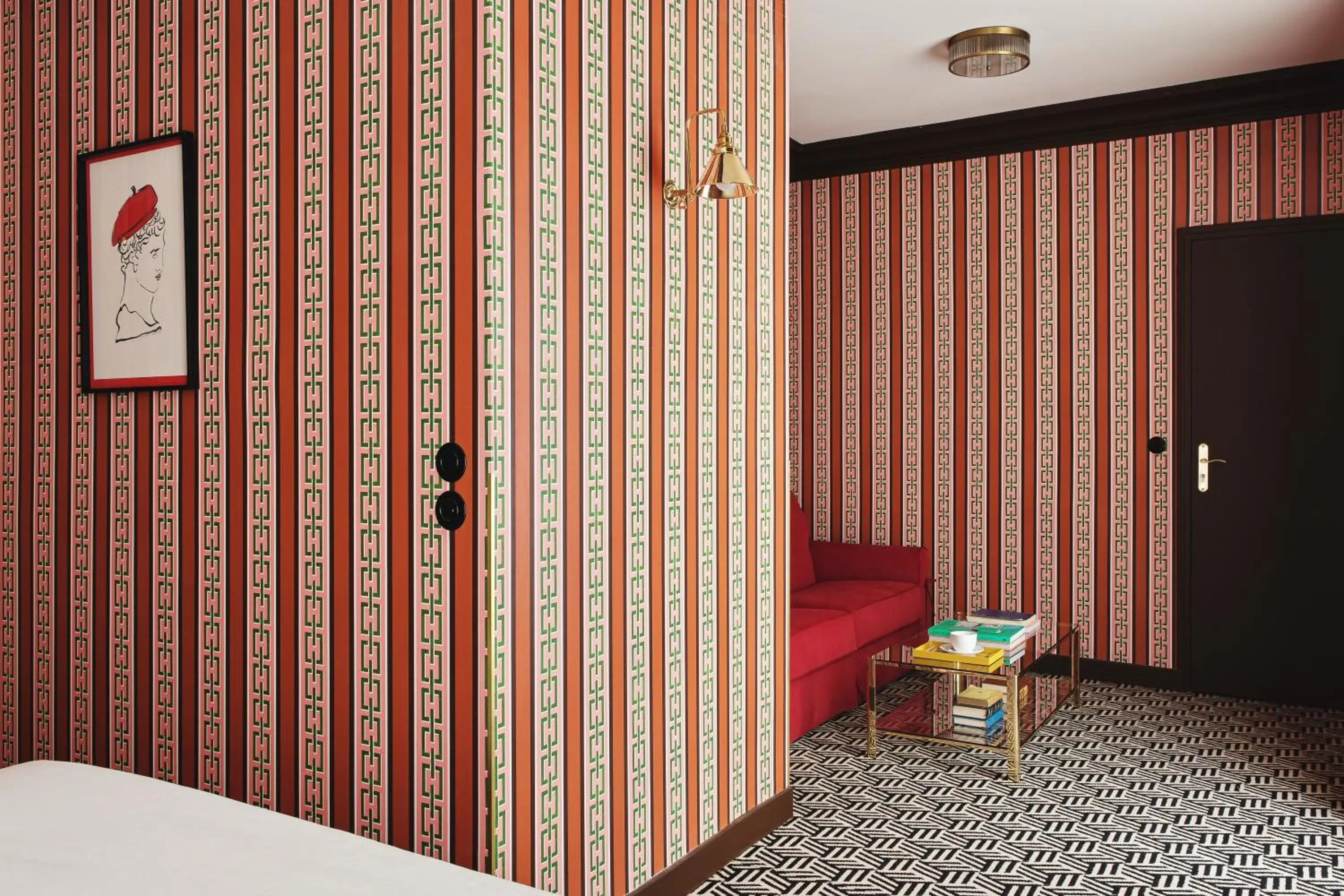 Living room, Bed in Hôtel Les Deux Gares & Spa Living room, Bed in Hôtel Les Deux Gares & Spa