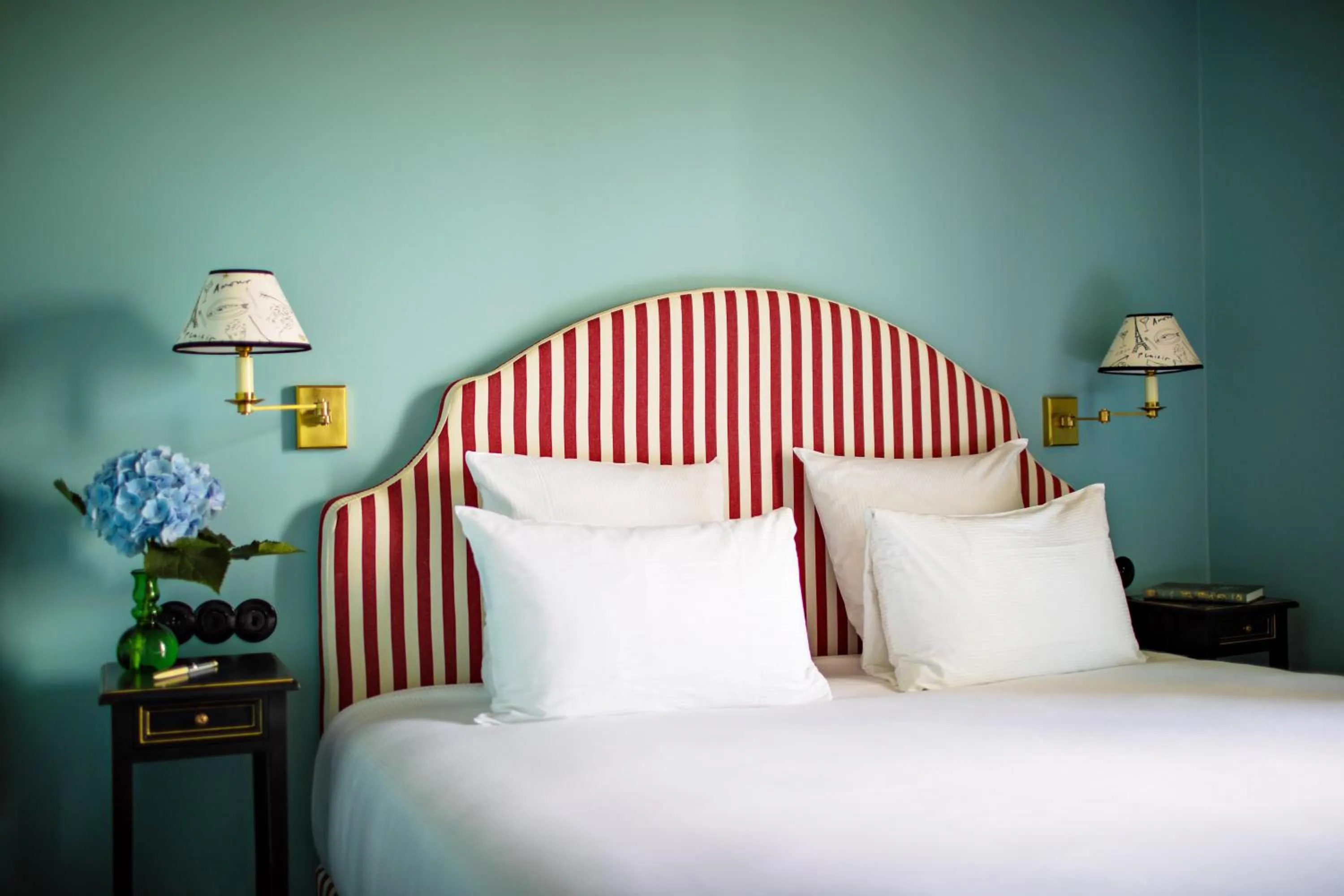 Bed in Hôtel Les Deux Gares & Spa