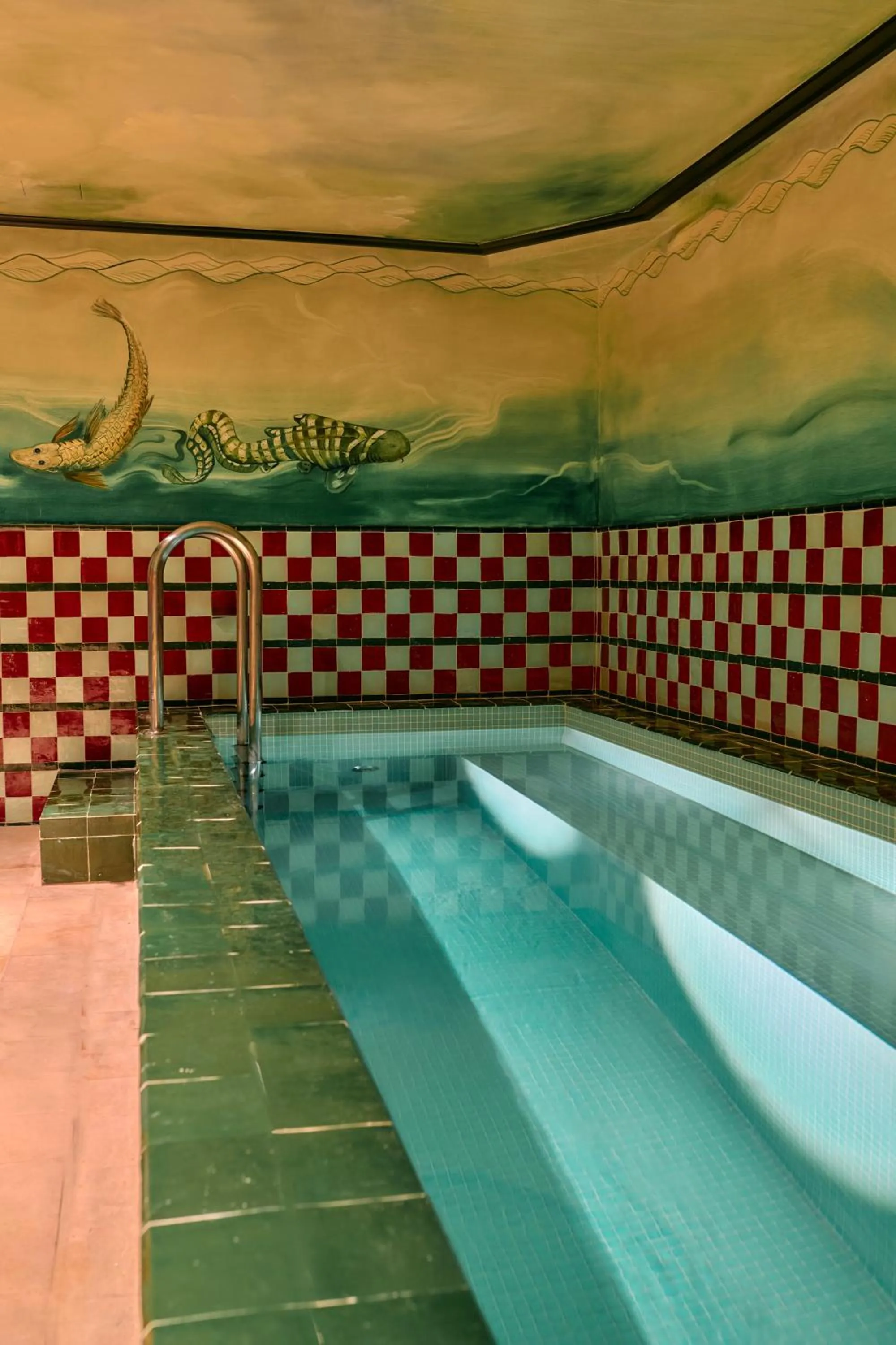 Hot Tub in Hôtel Les Deux Gares & Spa