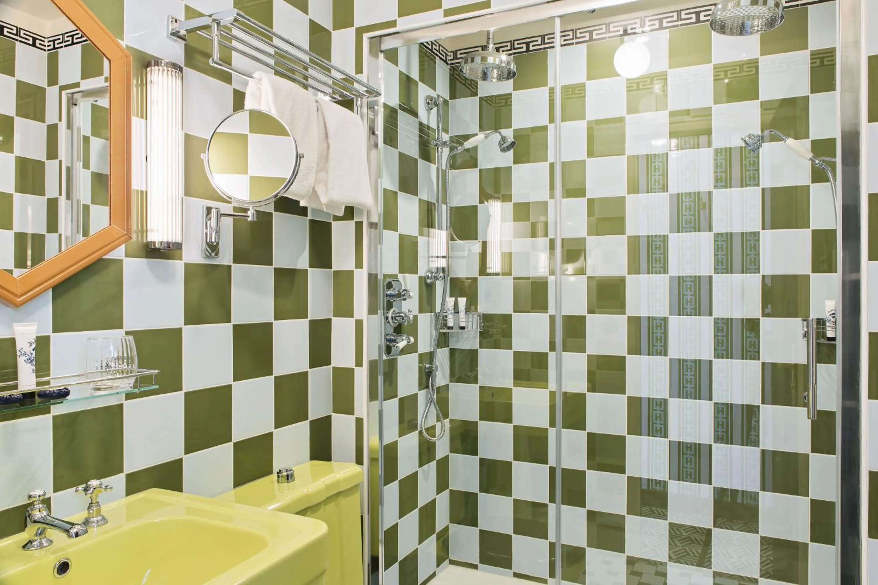 Bathroom in Hôtel Les Deux Gares & Spa