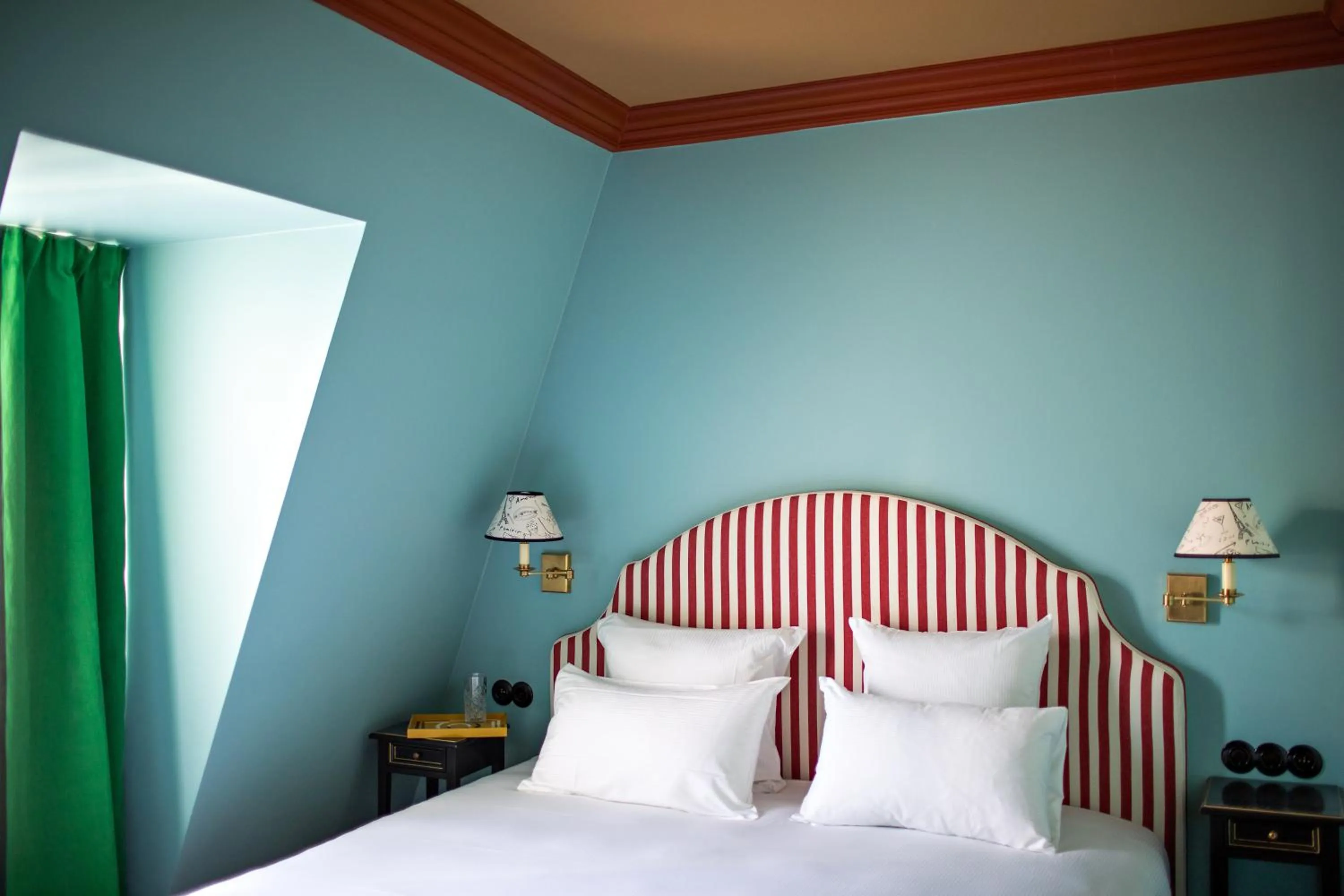 Bed in Hôtel Les Deux Gares & Spa