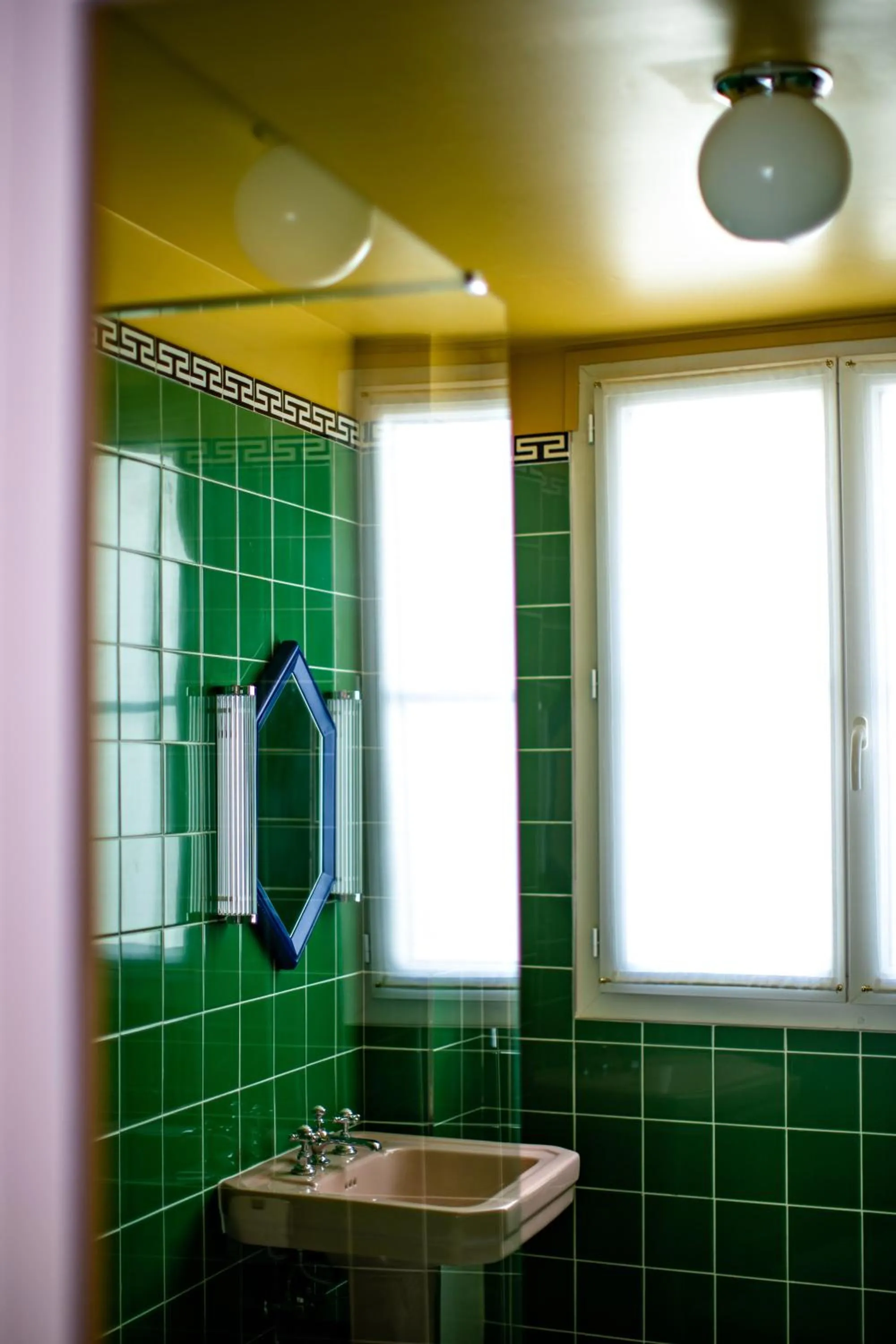 Bathroom in Hôtel Les Deux Gares & Spa