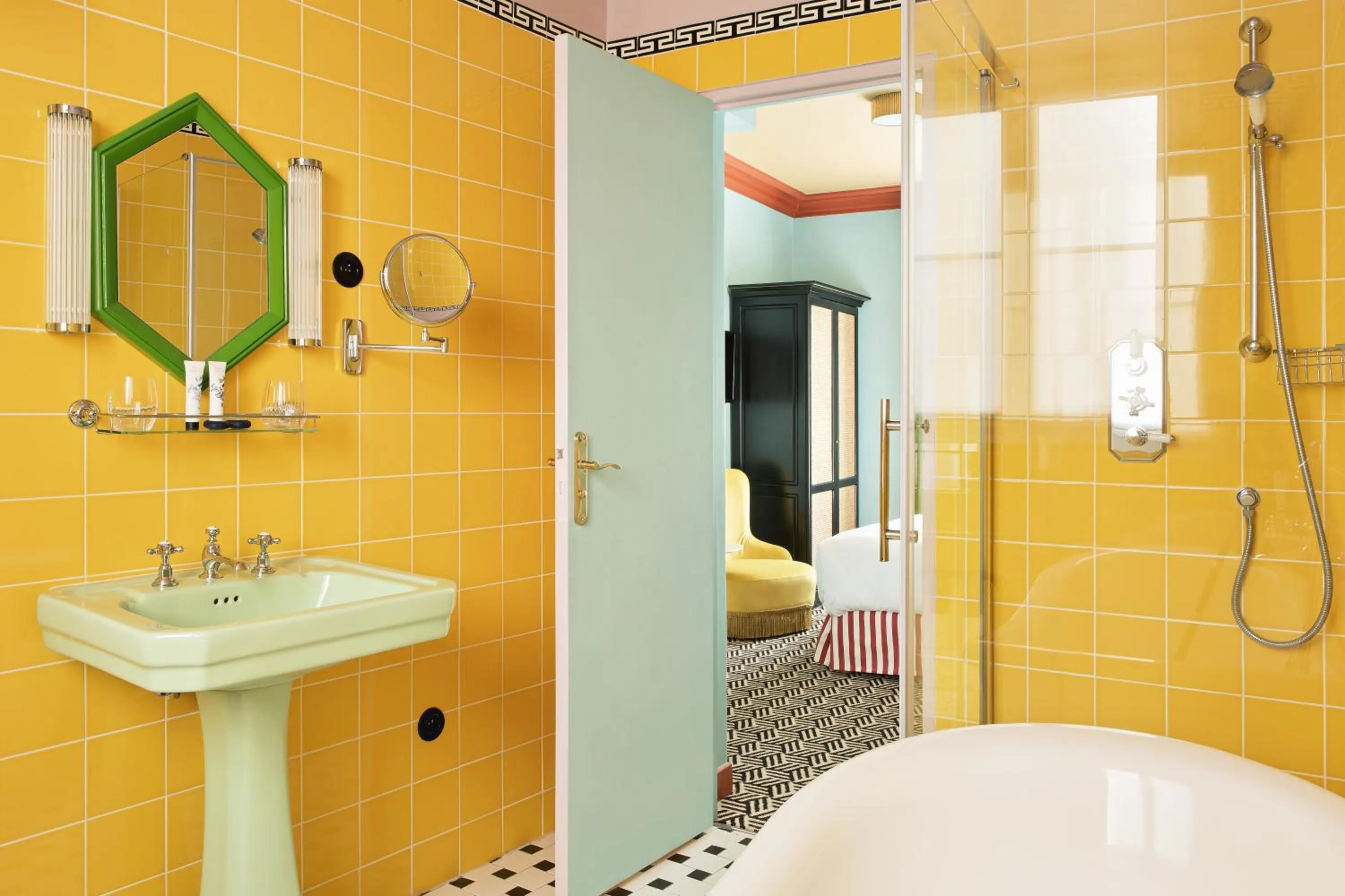 Photo of the whole room in Hôtel Les Deux Gares & Spa