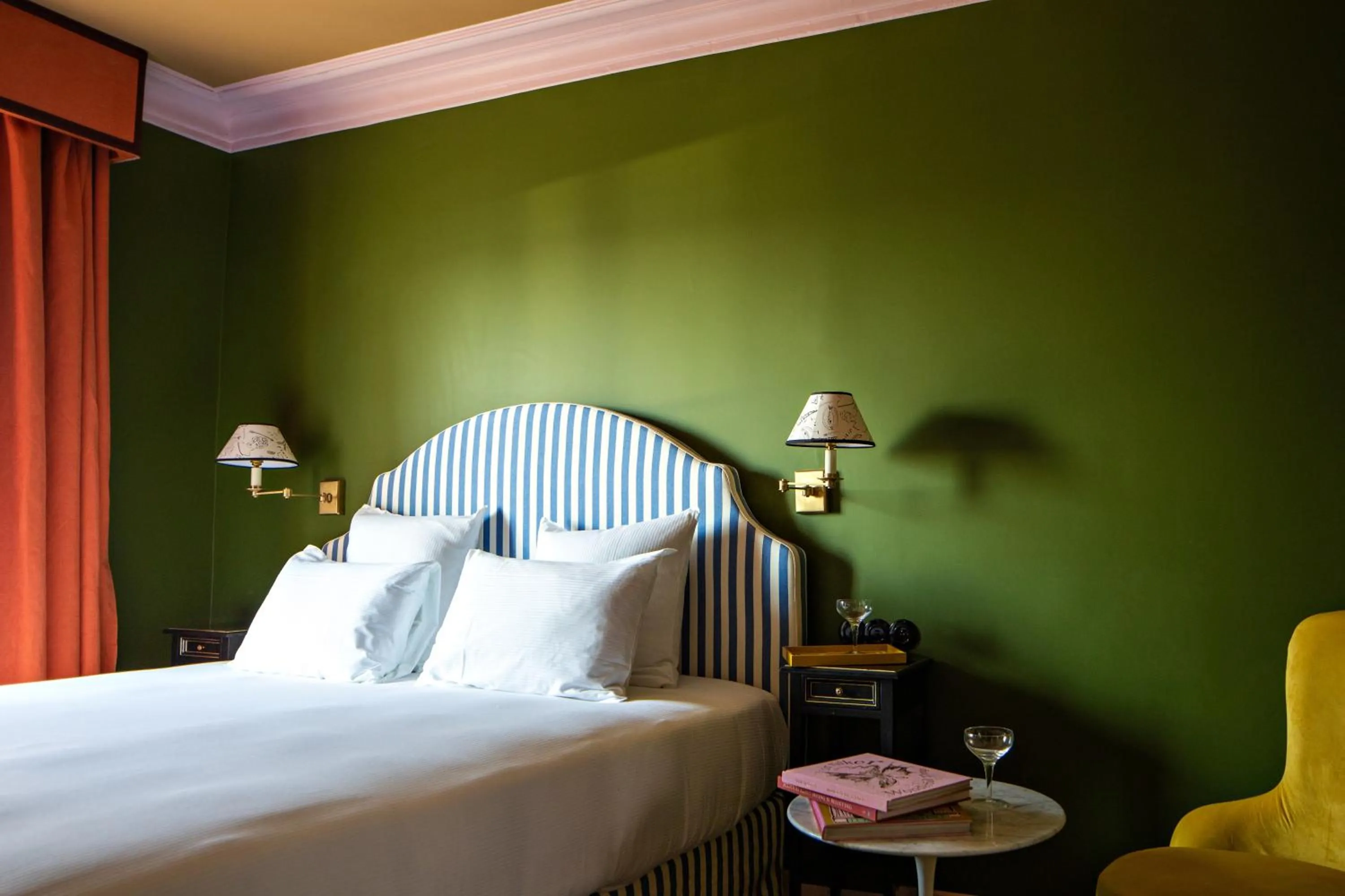 Photo of the whole room, Bed in Hôtel Les Deux Gares & Spa