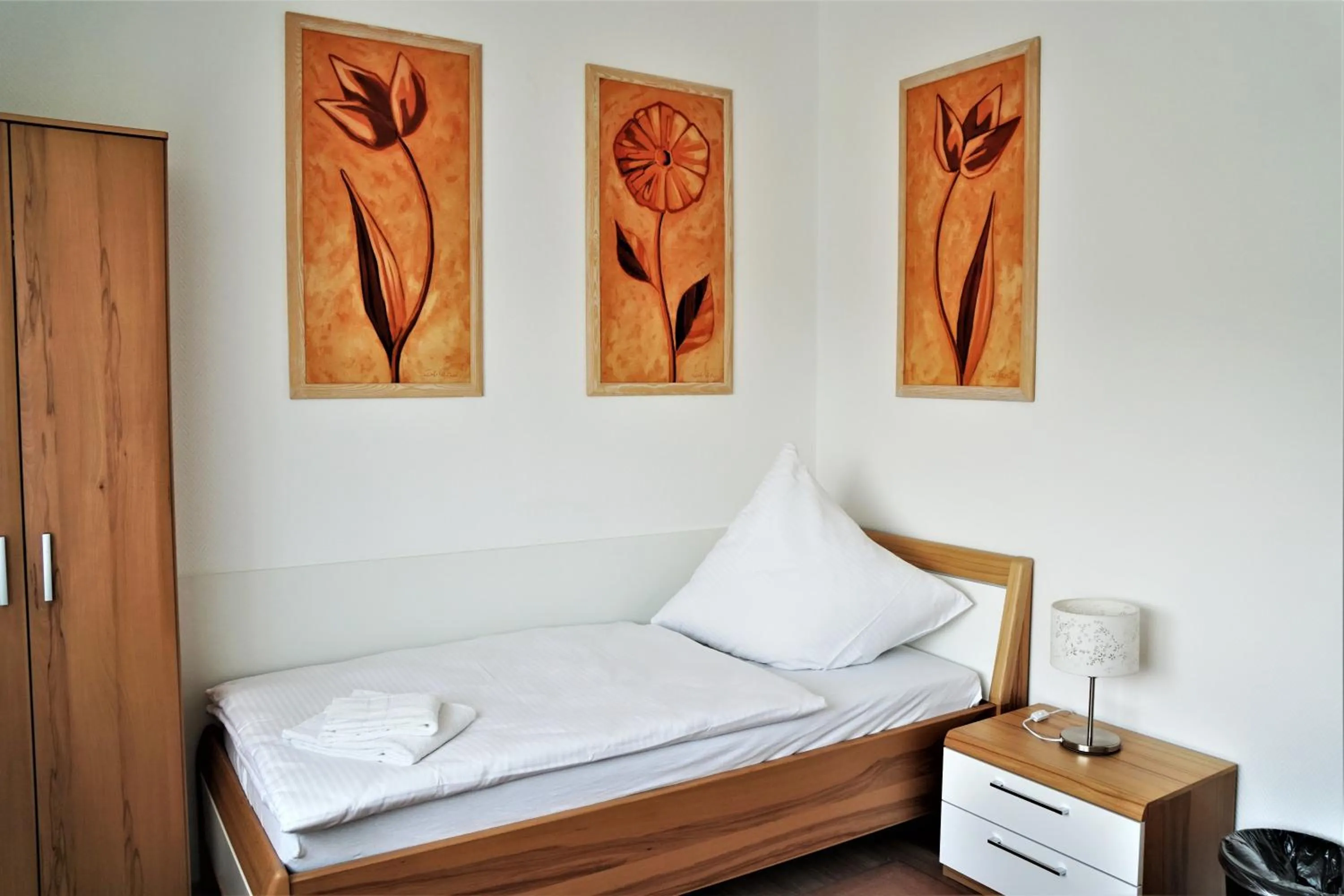 Photo of the whole room, Bed in Zimmer for you