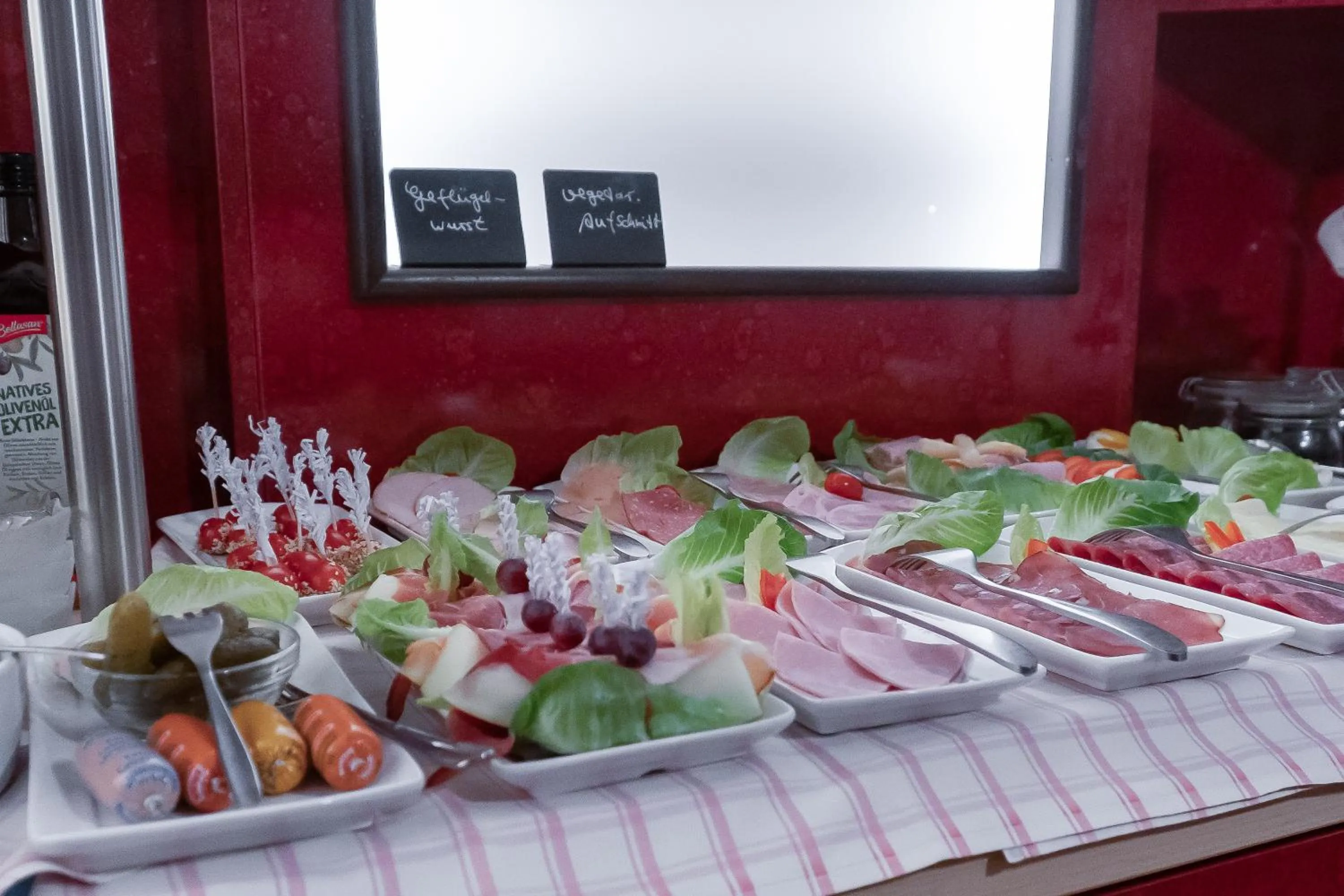 Buffet breakfast in Stadt-gut-Hotel Rheinischer Hof