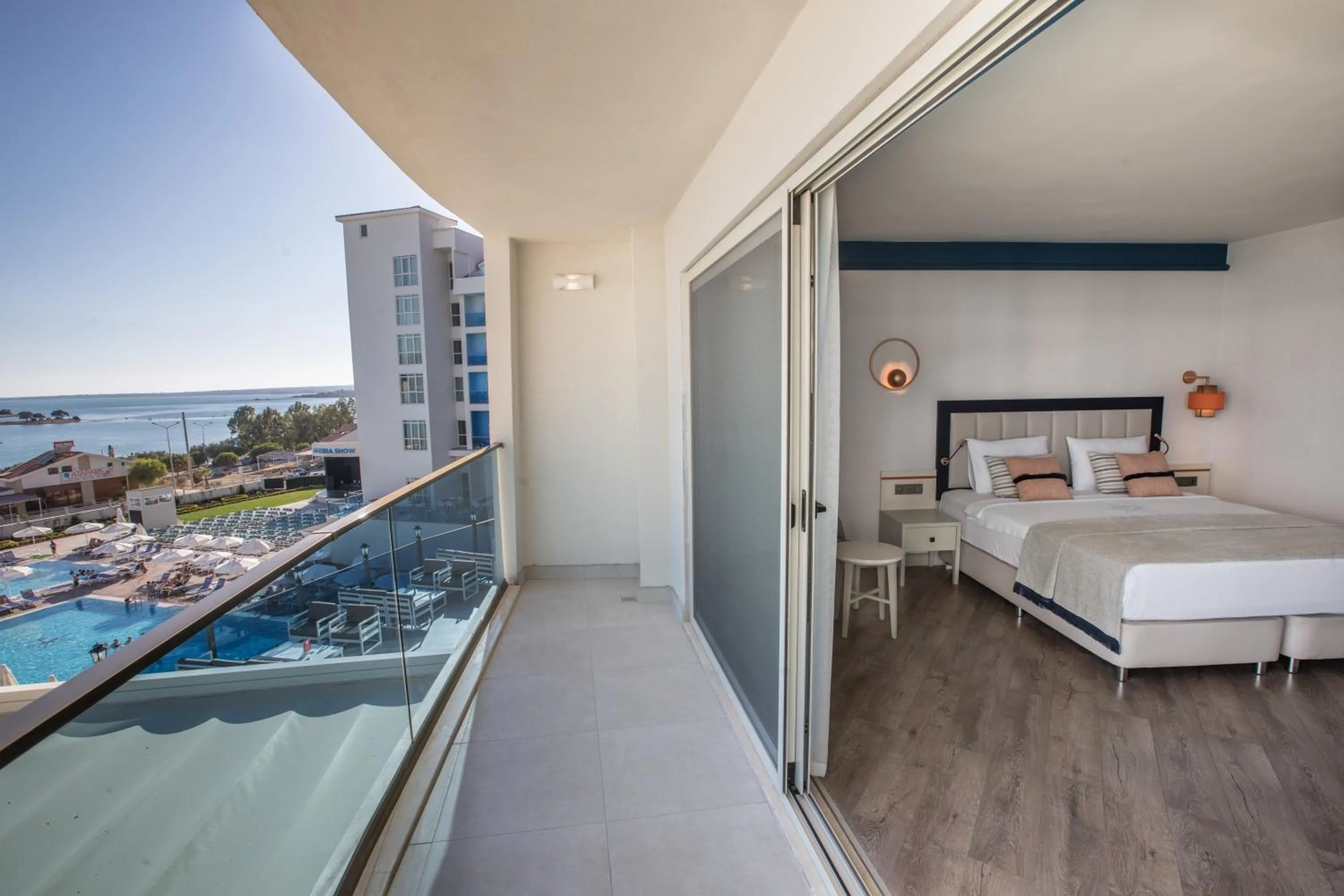 Patio, Bed in Maxeria Blue Didyma