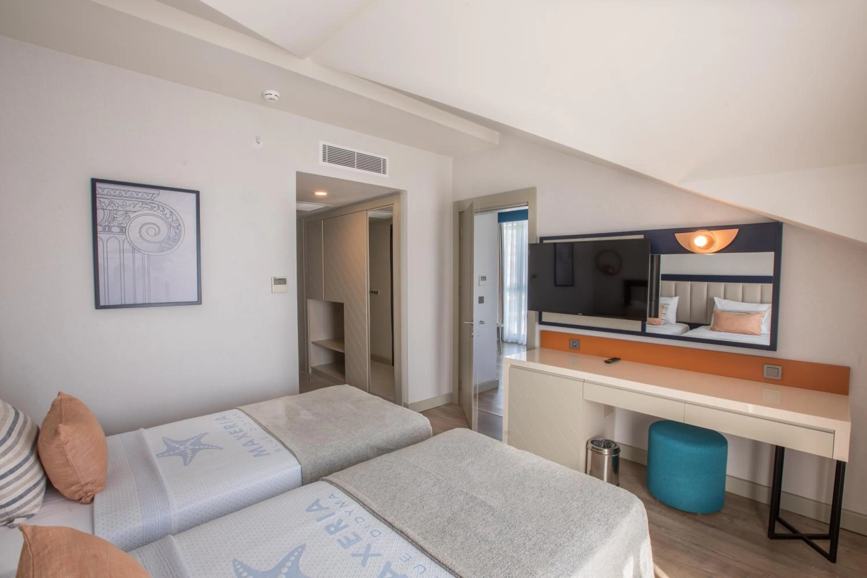 Bed in Maxeria Blue Didyma