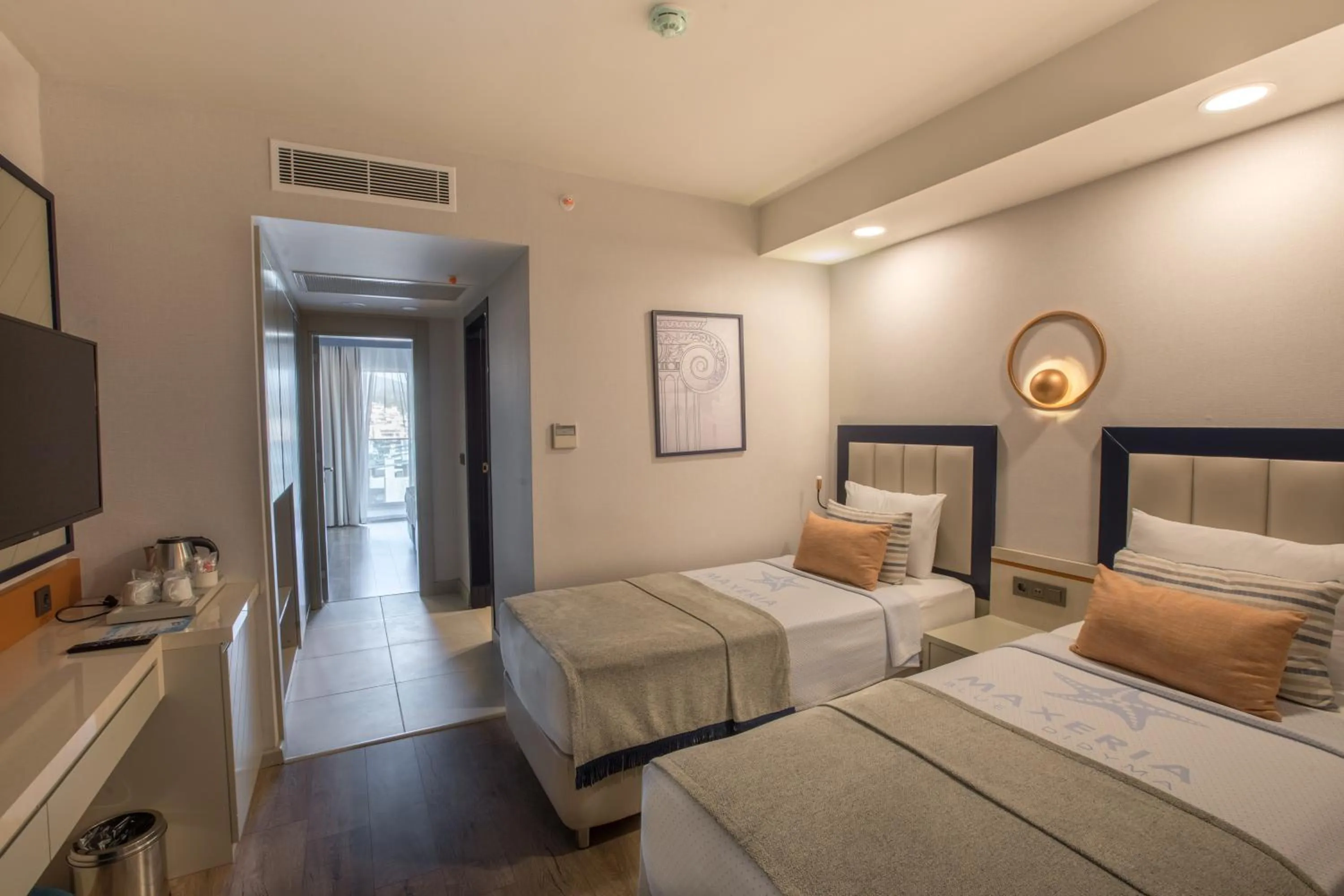 Communal lounge/ TV room, Bed in Maxeria Blue Didyma