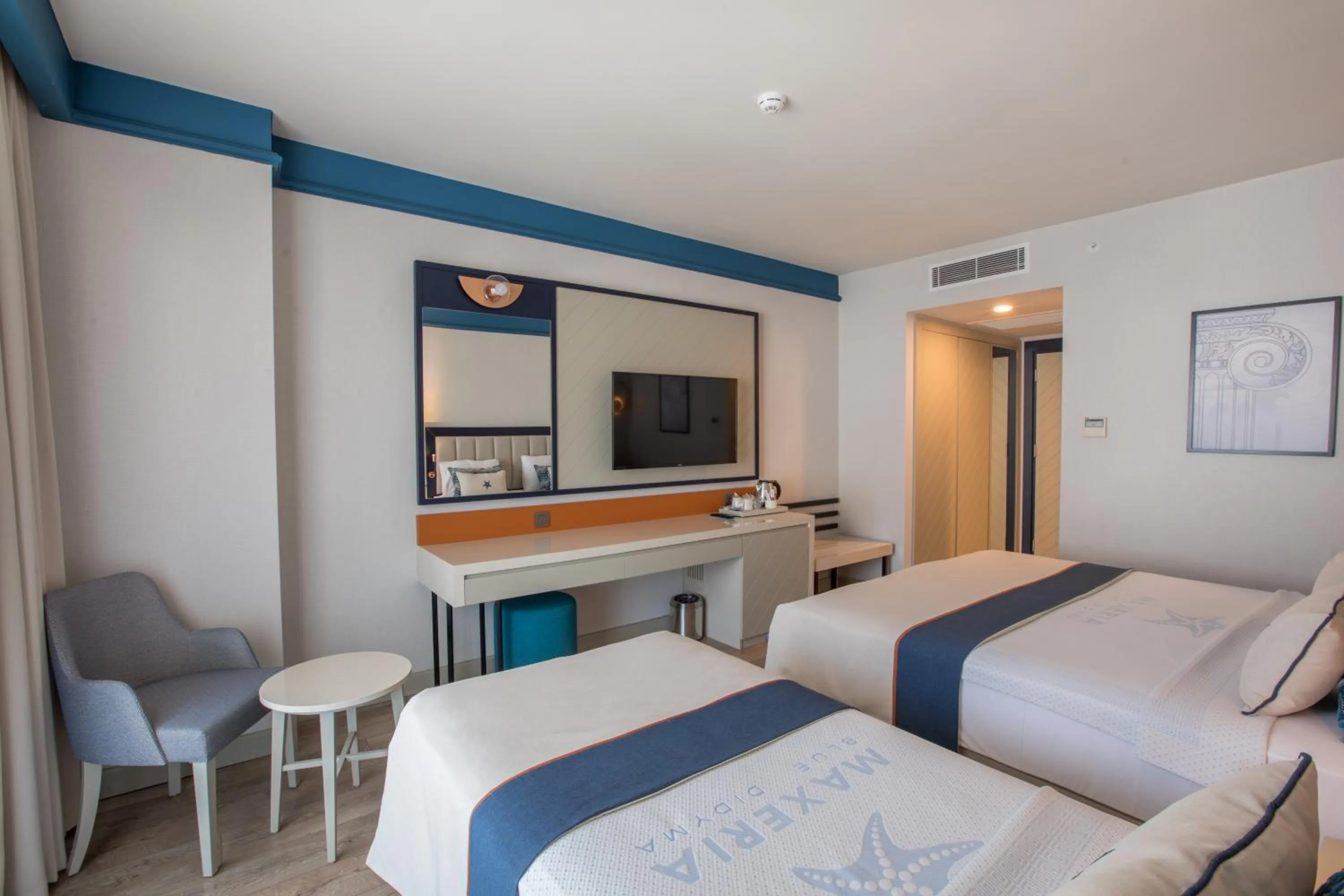 Communal lounge/ TV room, Bed in Maxeria Blue Didyma