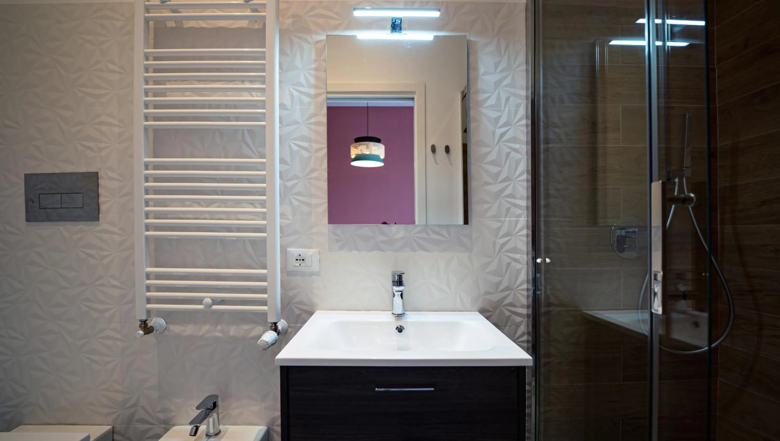 Shower in Zefiro Suites