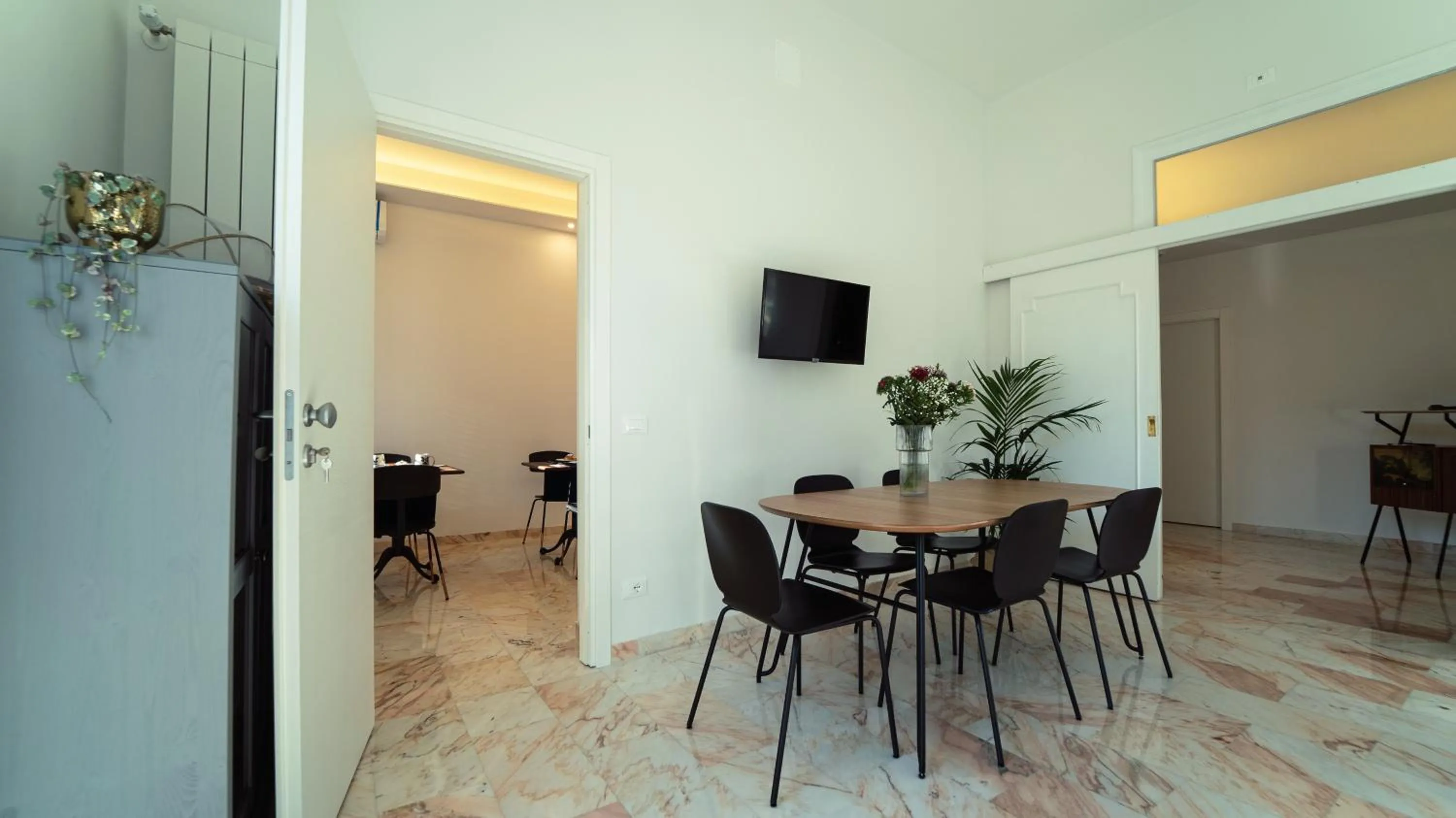 Dining area in Zefiro Suites